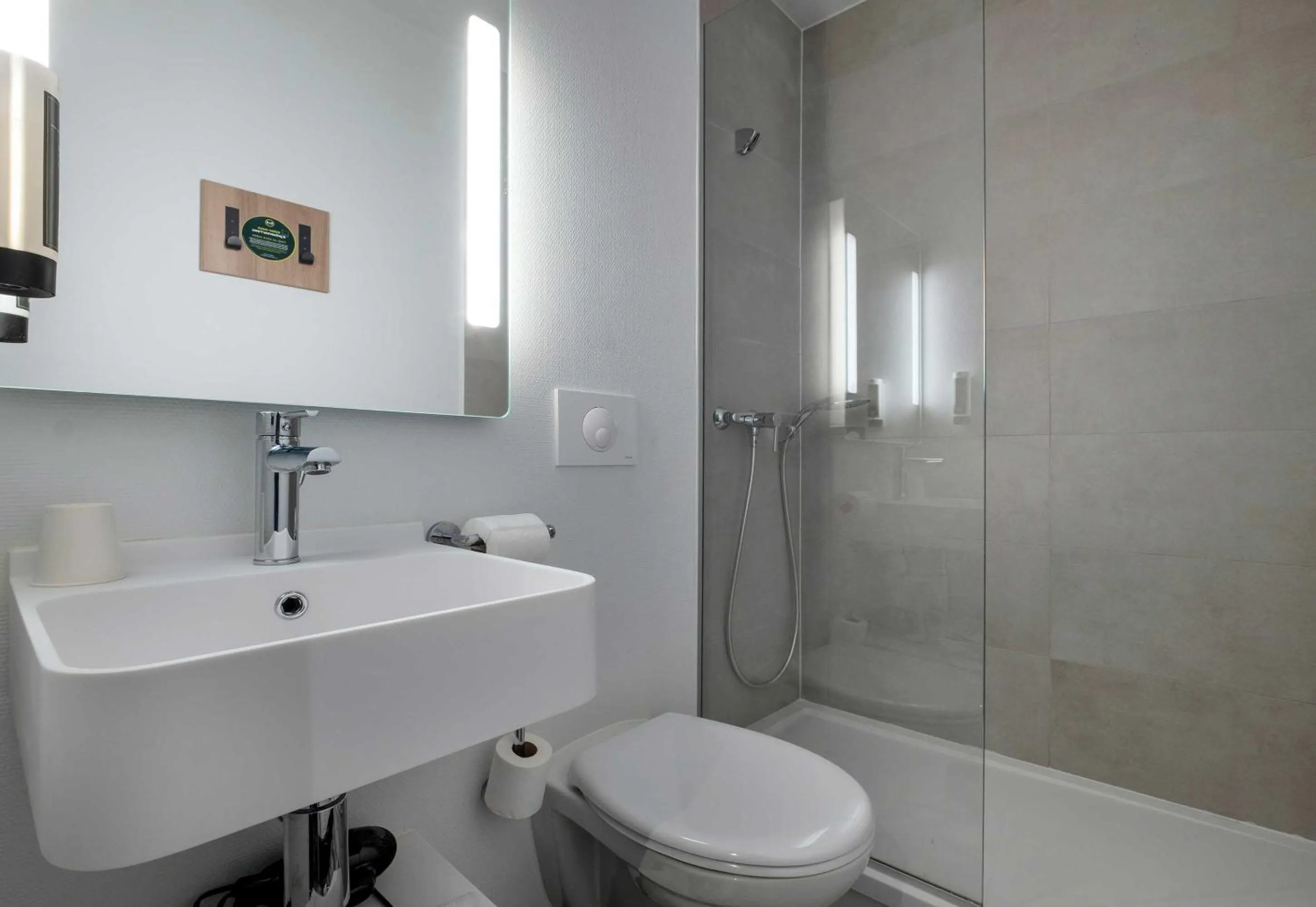 Bathroom in B&B HOTEL Niort Sud Venise Verte