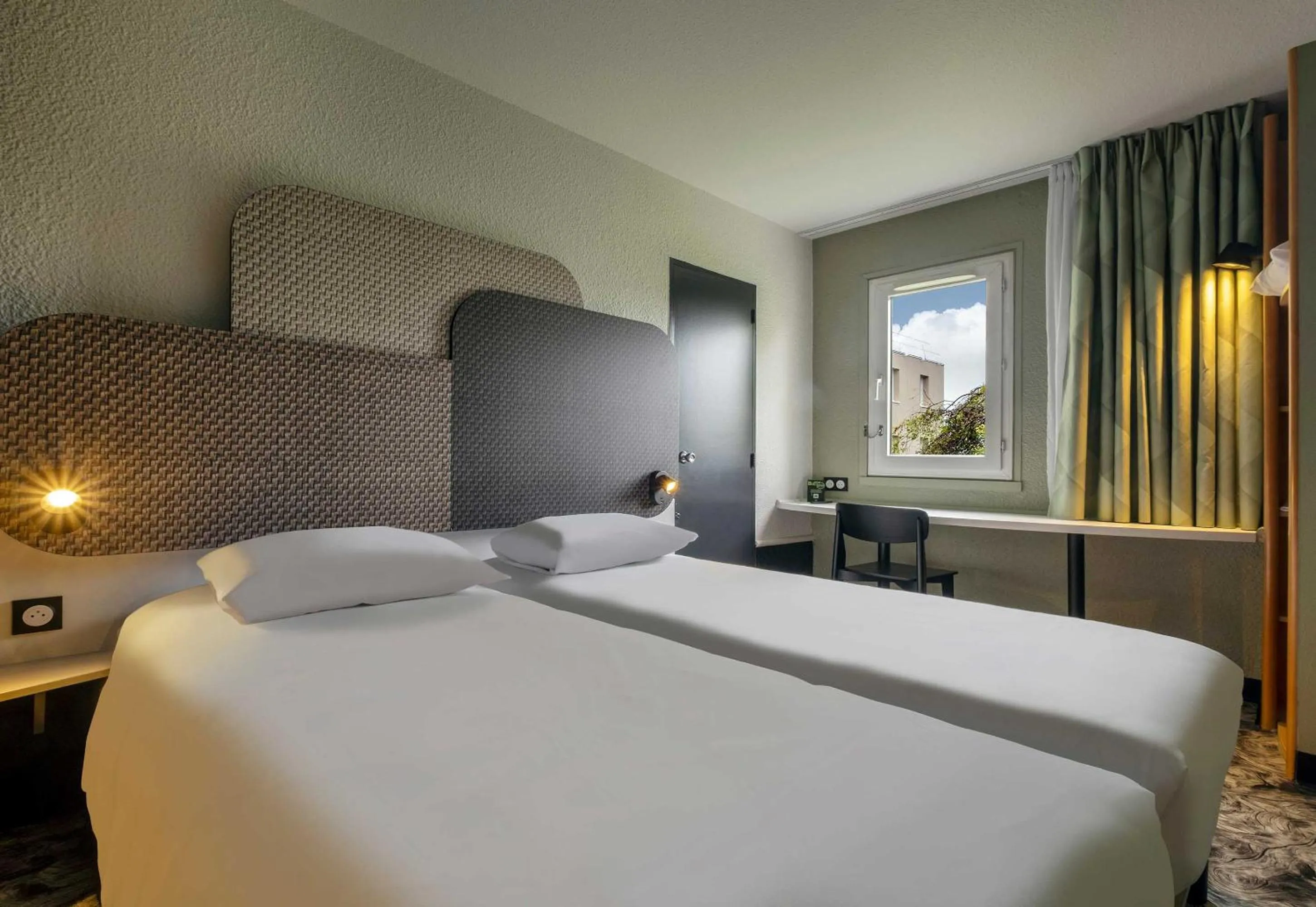 Photo of the whole room, Bed in B&B HOTEL Niort Sud Venise Verte