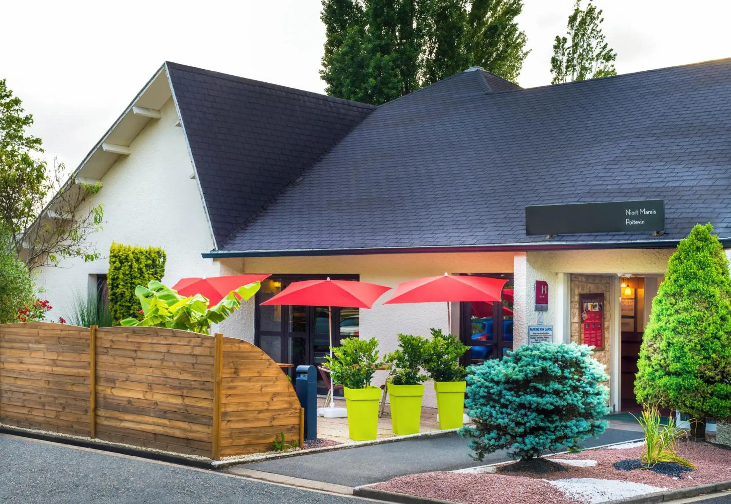 Property building in ibis Niort Marais Poitevin Property building in ibis Niort Marais Poitevin