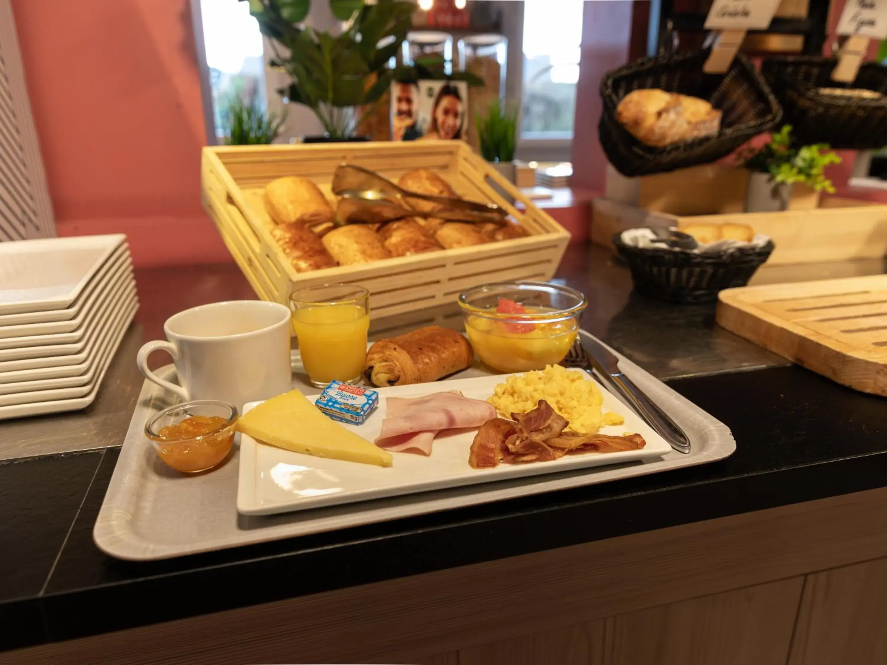 Buffet breakfast in B&B HOTEL Orléans Nord Saran Buffet breakfast in B&B HOTEL Orléans Nord Saran