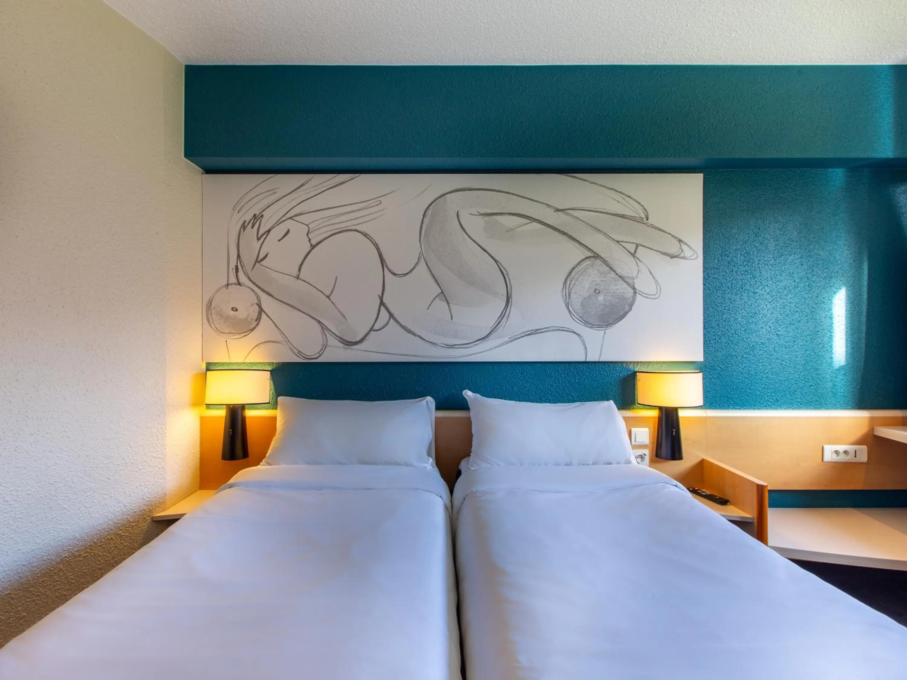 Bedroom, Bed in B&B HOTEL Orléans Nord Saran