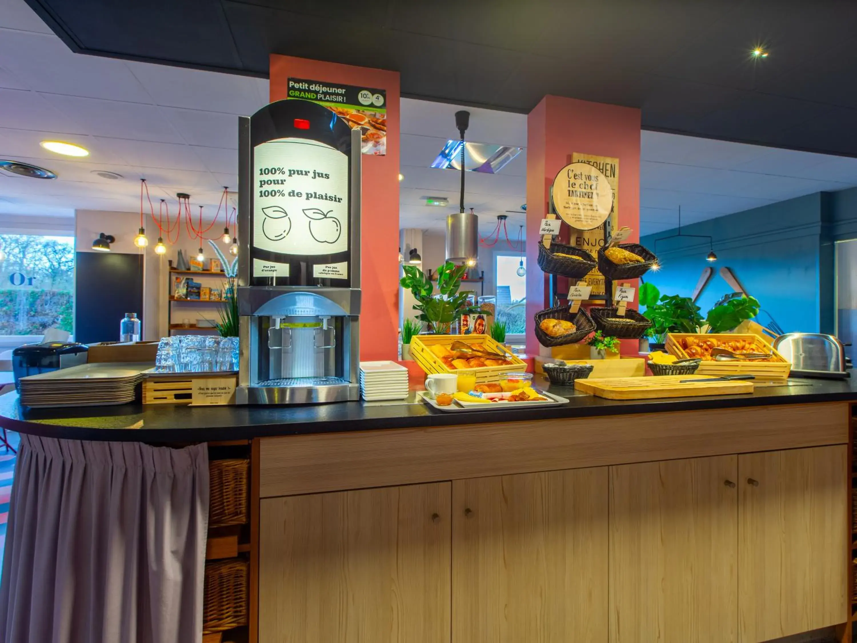 Buffet breakfast in B&B HOTEL Orléans Nord Saran Buffet breakfast in B&B HOTEL Orléans Nord Saran