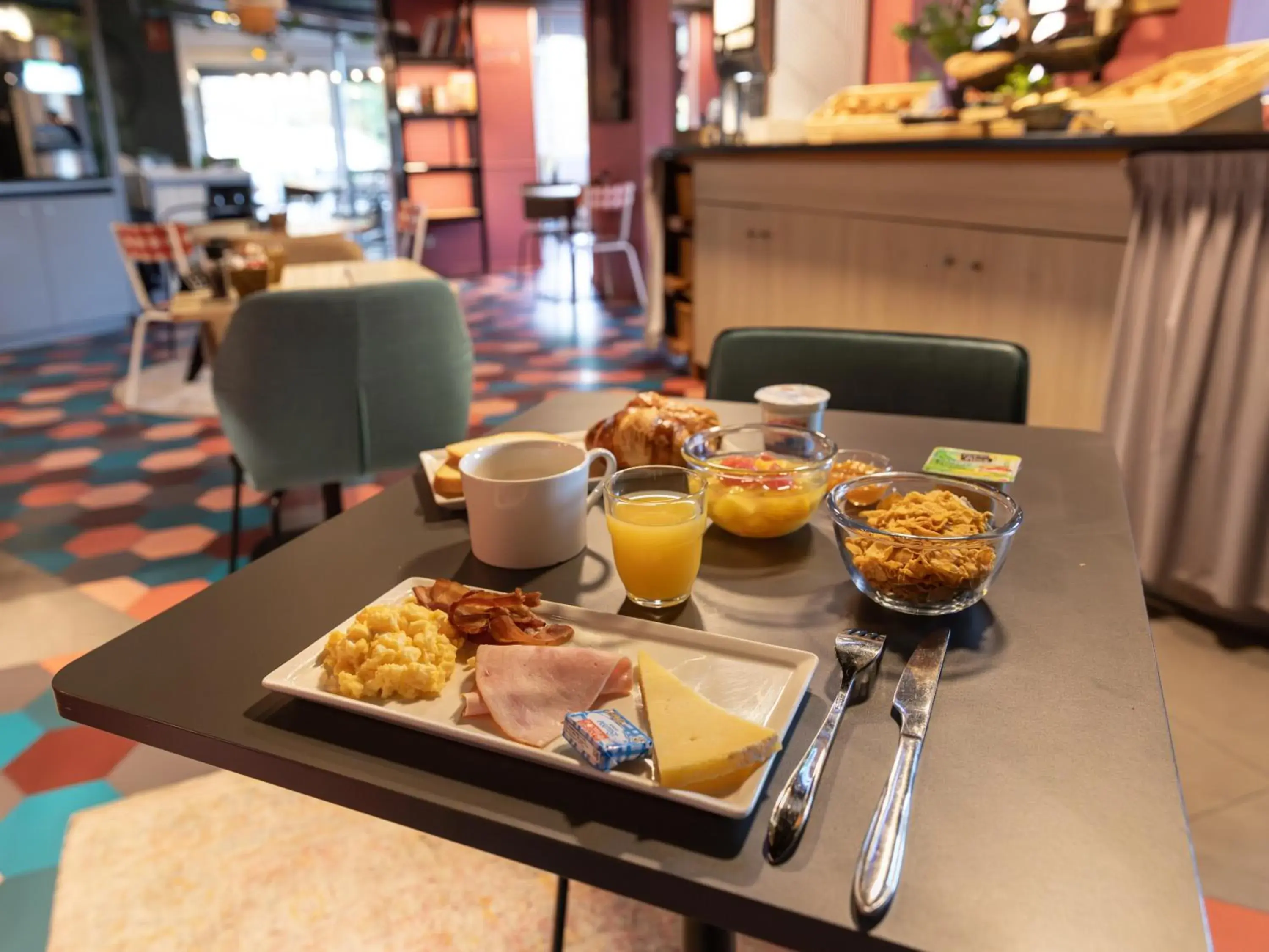 Buffet breakfast in B&B HOTEL Orléans Nord Saran Buffet breakfast in B&B HOTEL Orléans Nord Saran