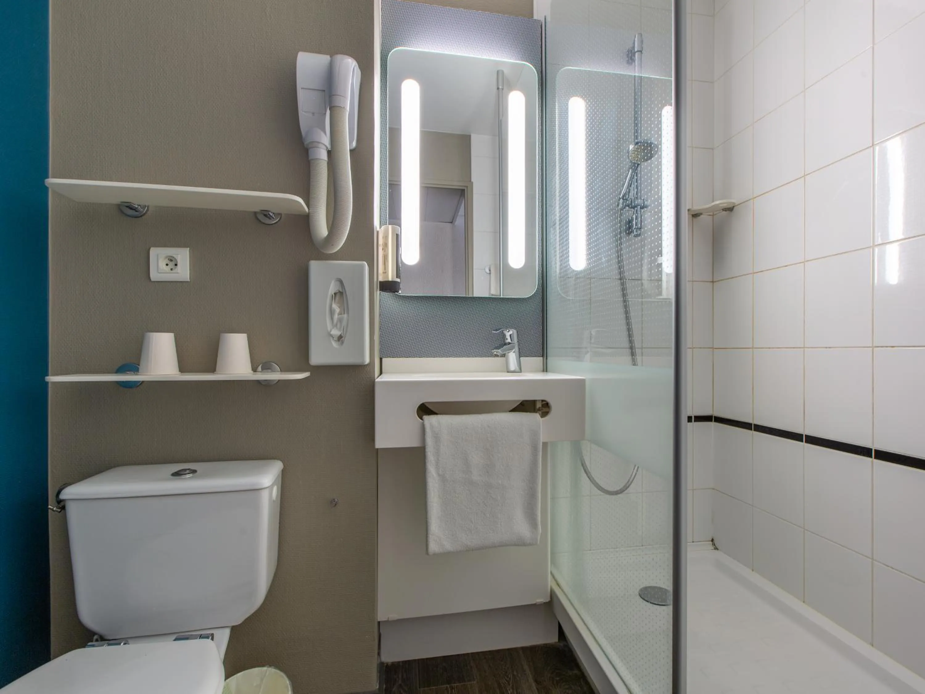 Shower in B&B HOTEL Orléans Nord Saran