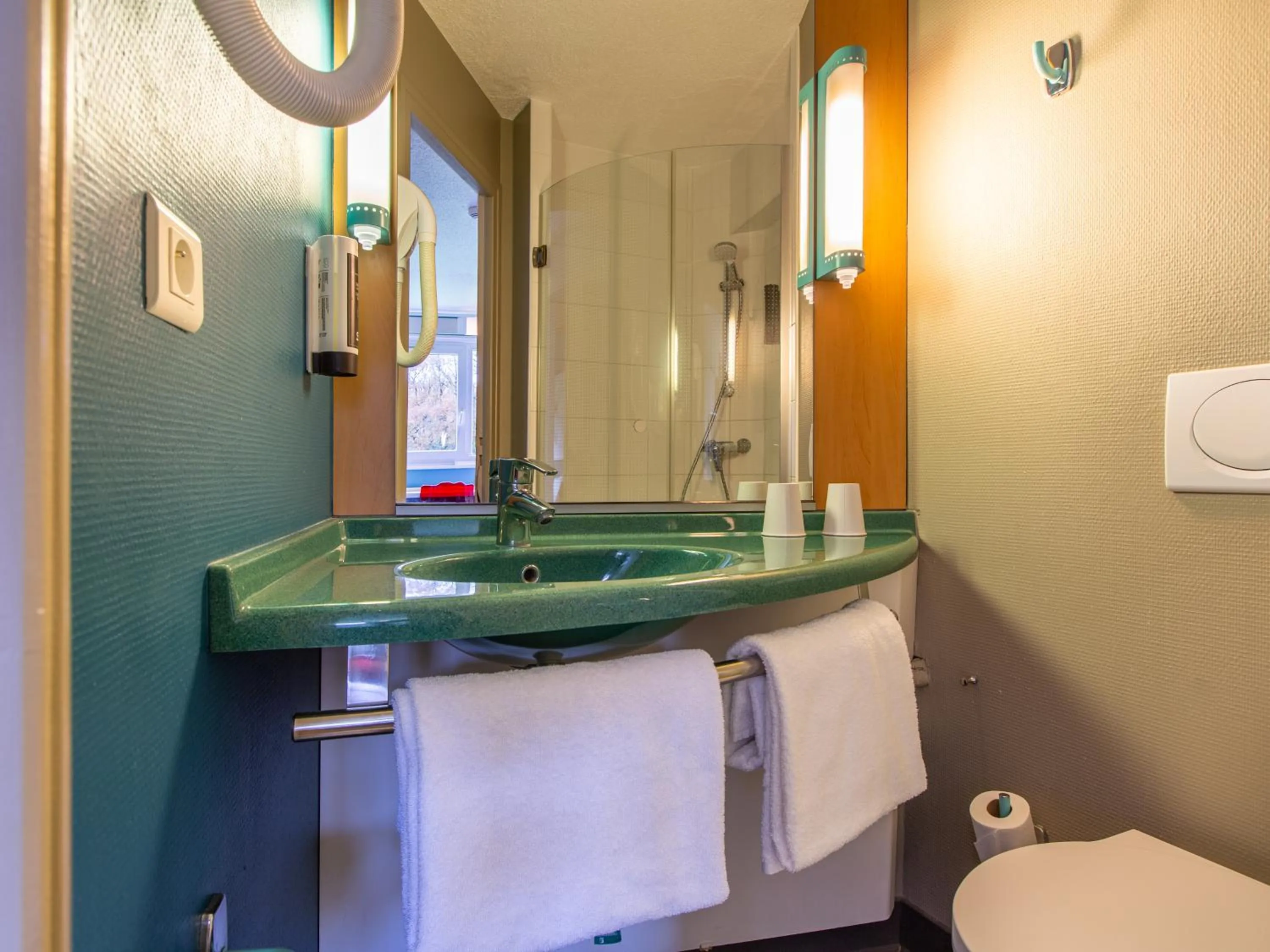 Bathroom in B&B HOTEL Orléans Nord Saran