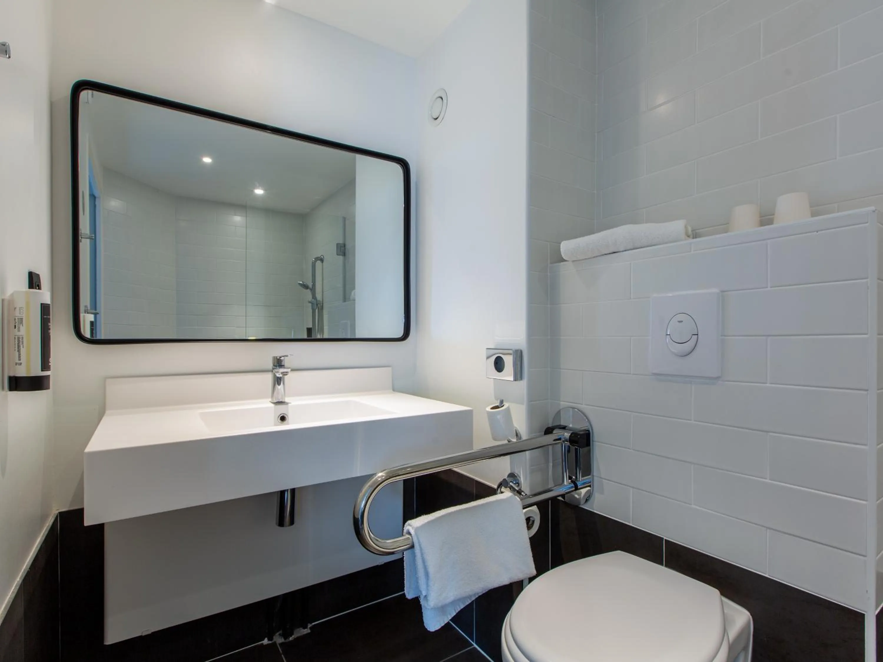 Bathroom in B&B HOTEL Orléans Nord Saran