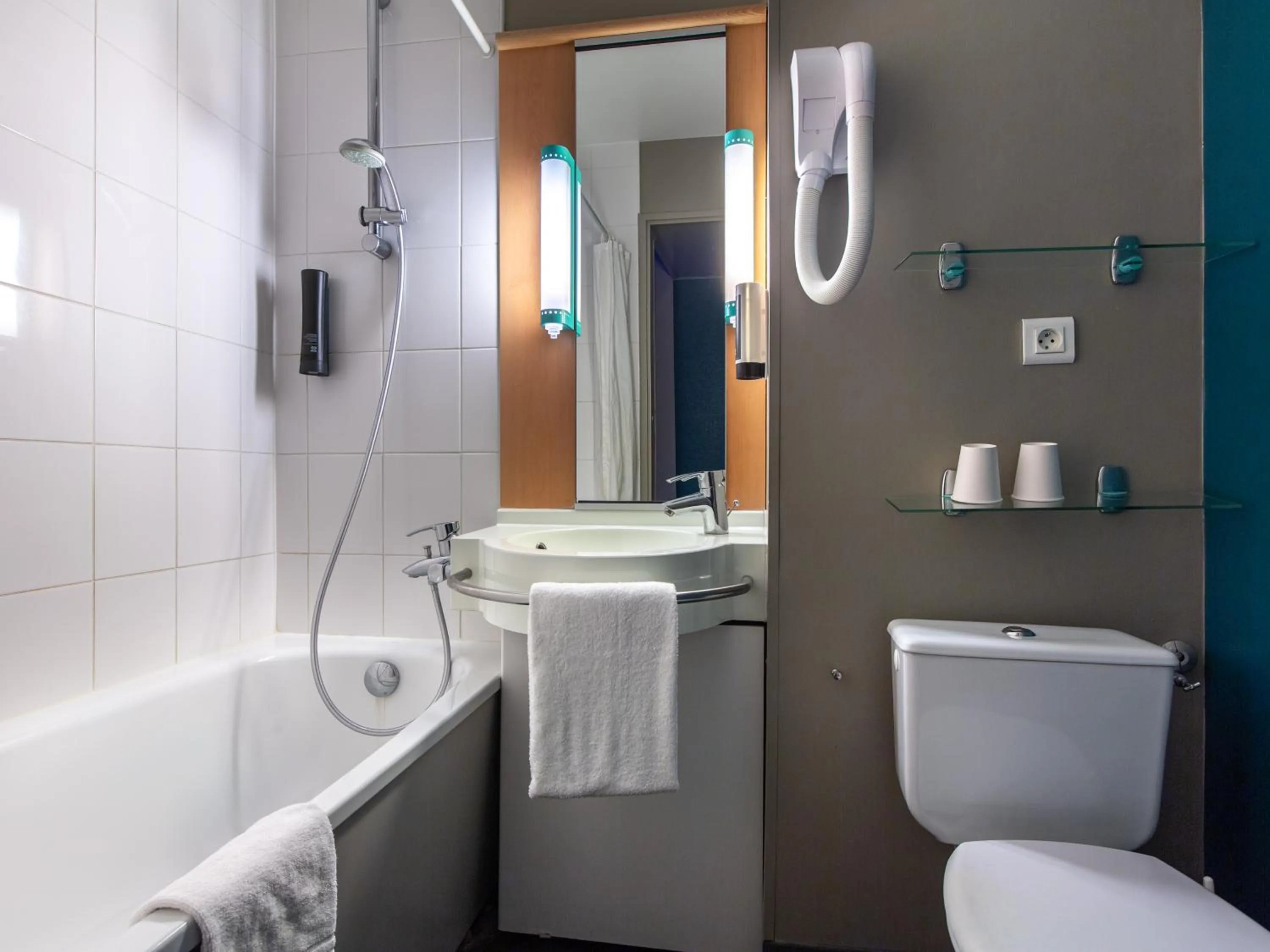 Bathroom in B&B HOTEL Orléans Nord Saran