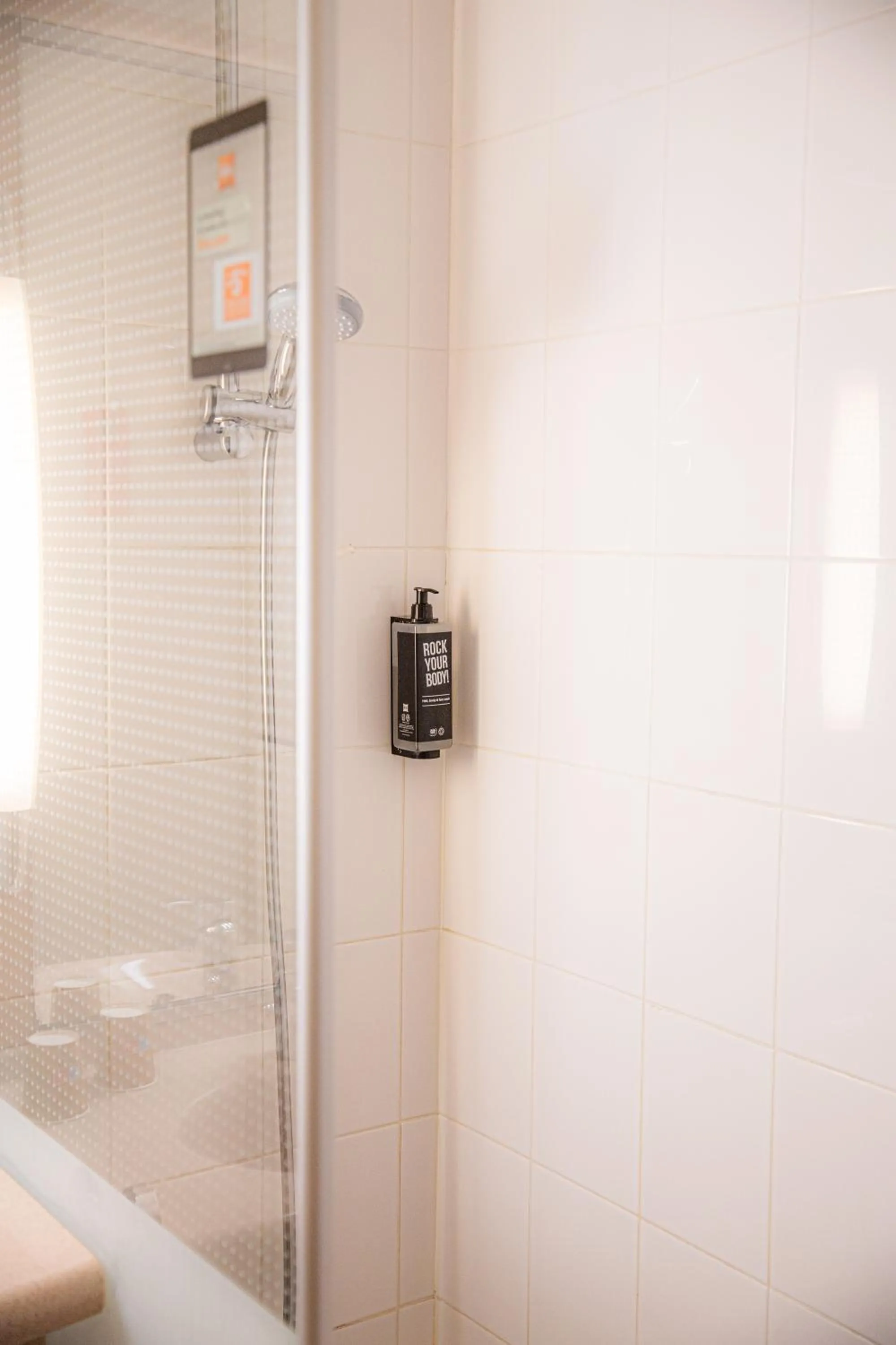 Shower in ibis Paris Porte D'Orleans