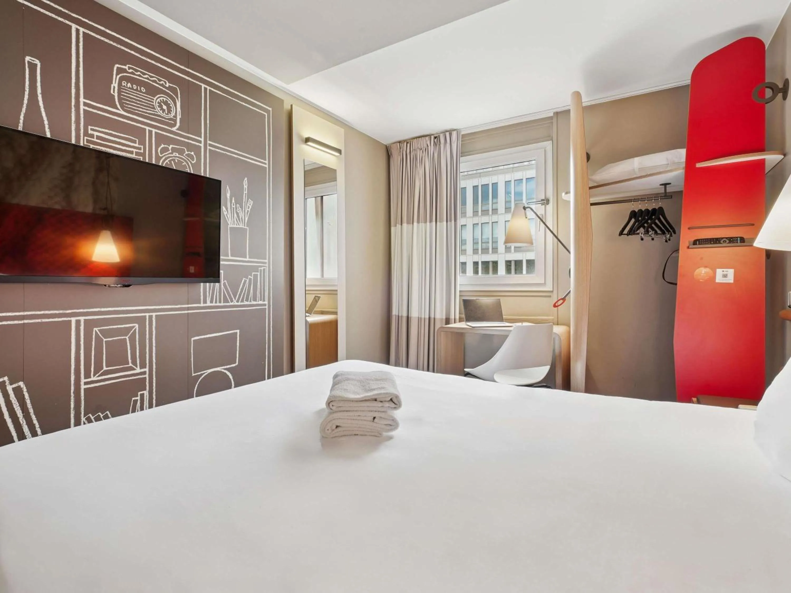 Bedroom, Bed in ibis Paris Porte D'Orleans