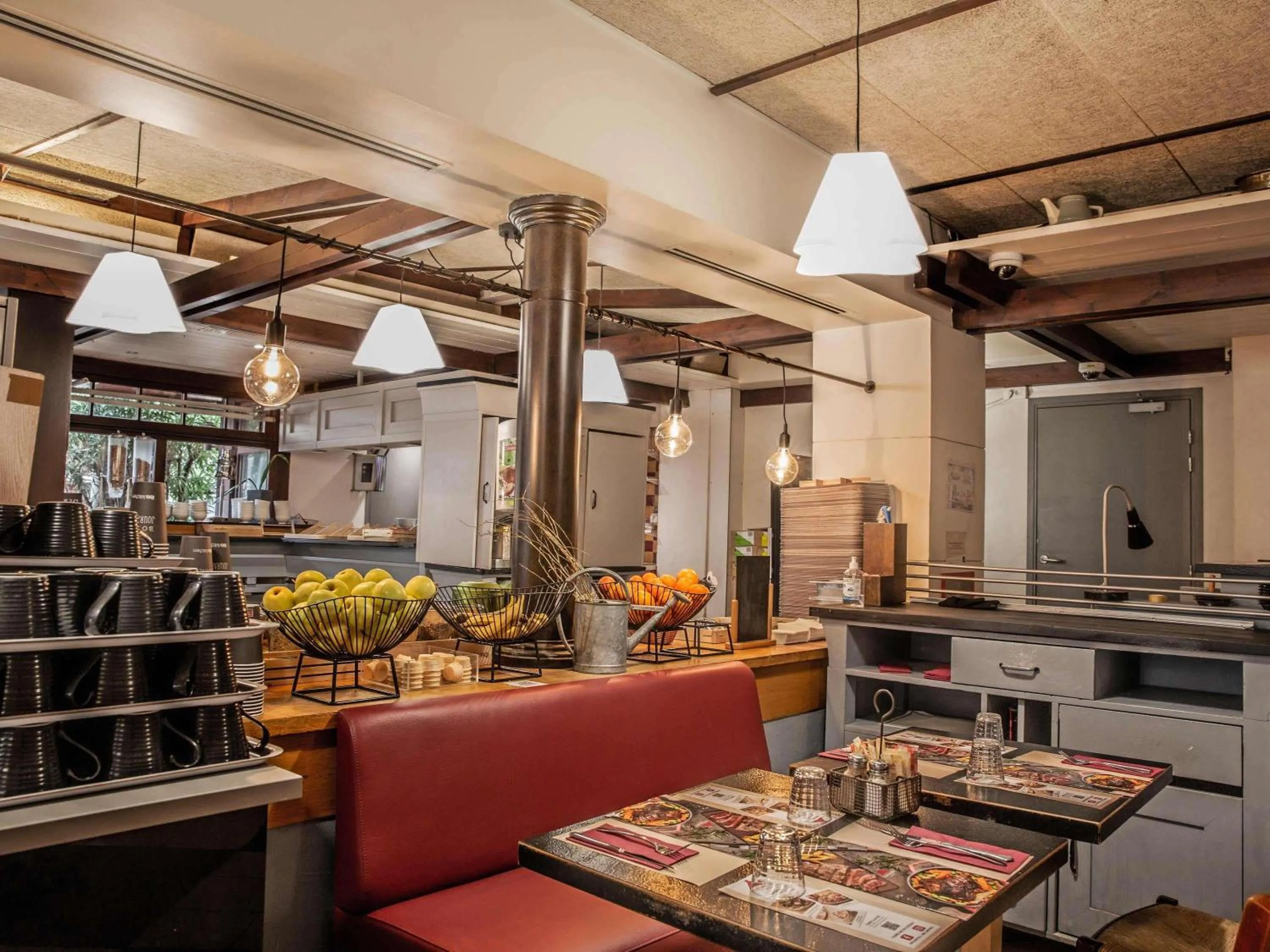 Restaurant/places to eat in ibis Paris Porte D'Orleans