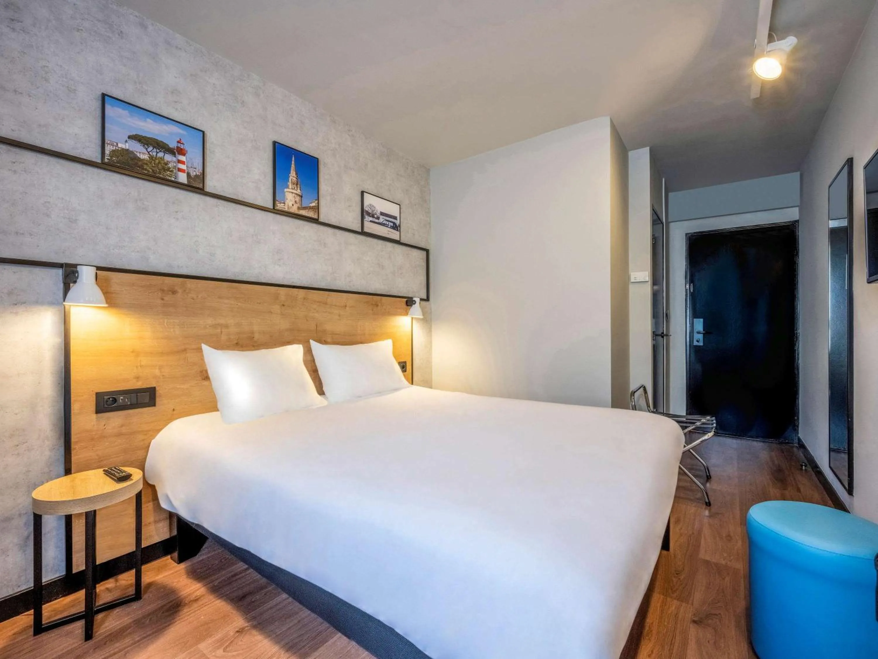 Photo of the whole room, Bed in IBIS La Rochelle Vieux Port Centre