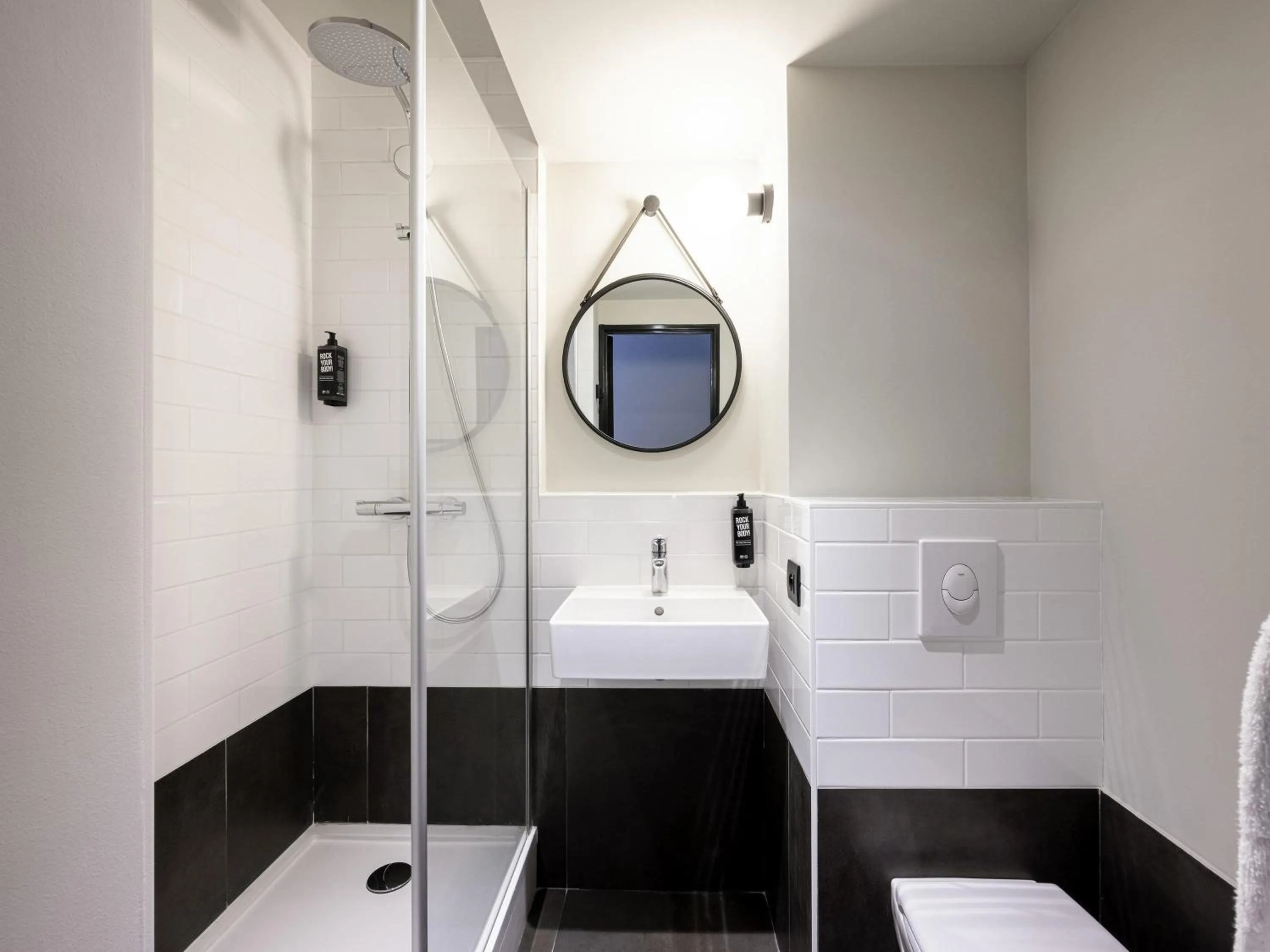 Bedroom in IBIS La Rochelle Vieux Port Centre