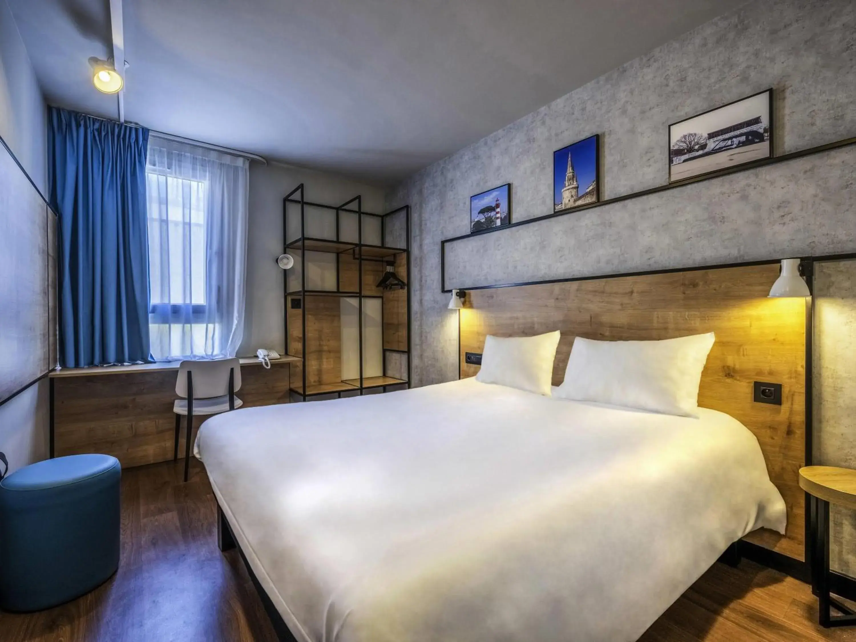 Property building, Bed in IBIS La Rochelle Vieux Port Centre Property building, Bed in IBIS La Rochelle Vieux Port Centre