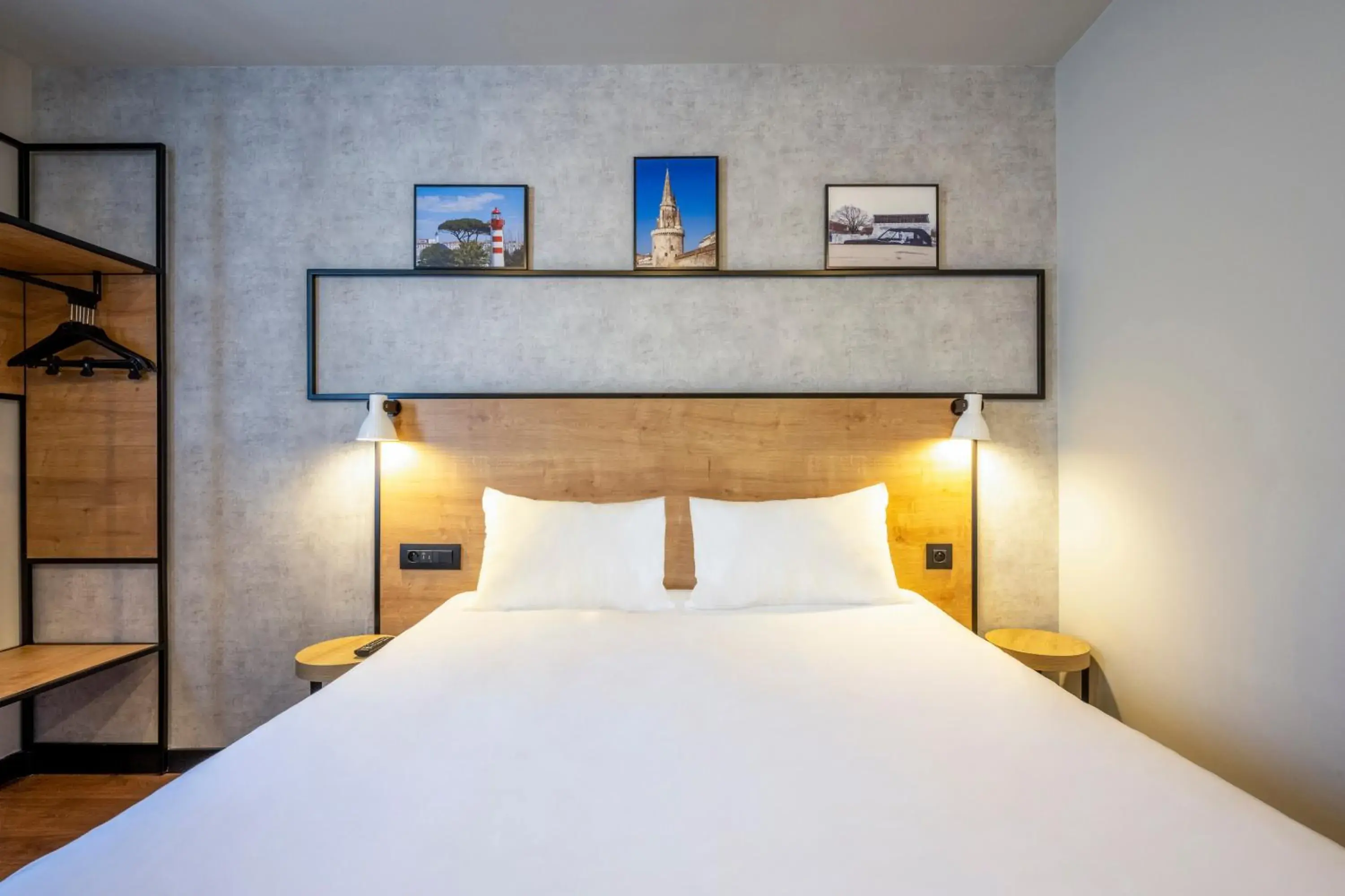 Photo of the whole room, Bed in IBIS La Rochelle Vieux Port Centre Photo of the whole room, Bed in IBIS La Rochelle Vieux Port Centre