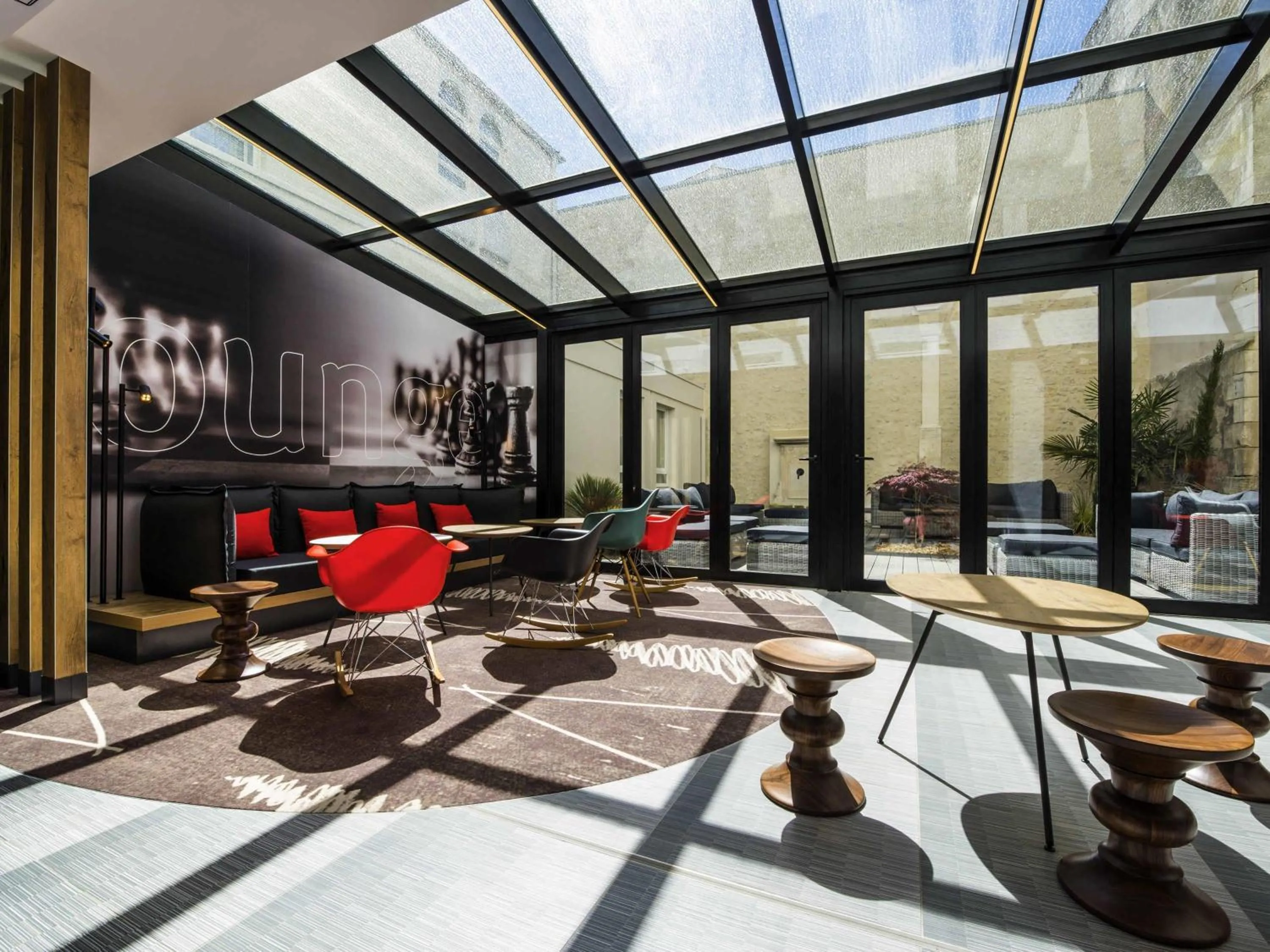 Lounge or bar in IBIS La Rochelle Vieux Port Centre