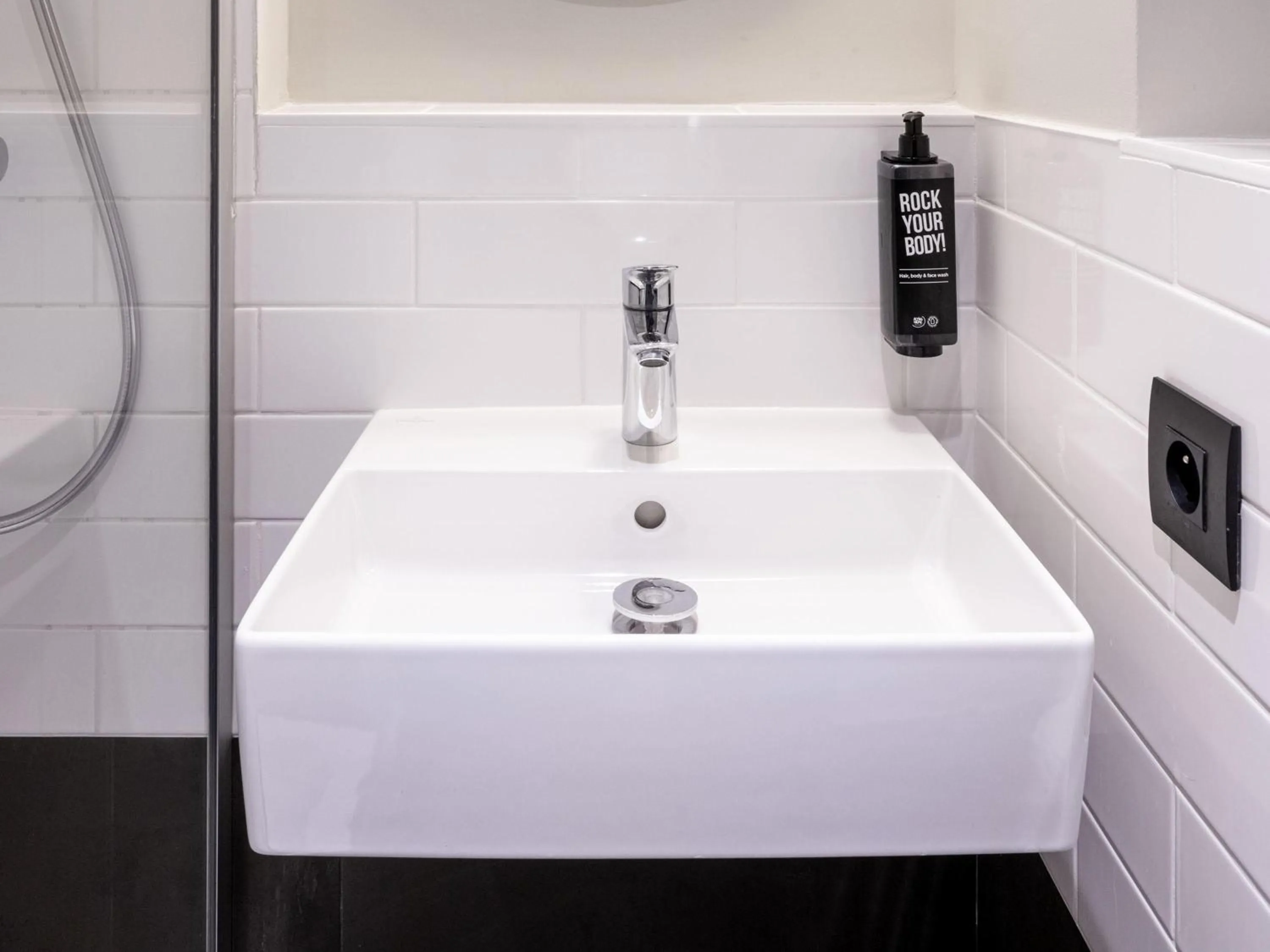 Bedroom in IBIS La Rochelle Vieux Port Centre