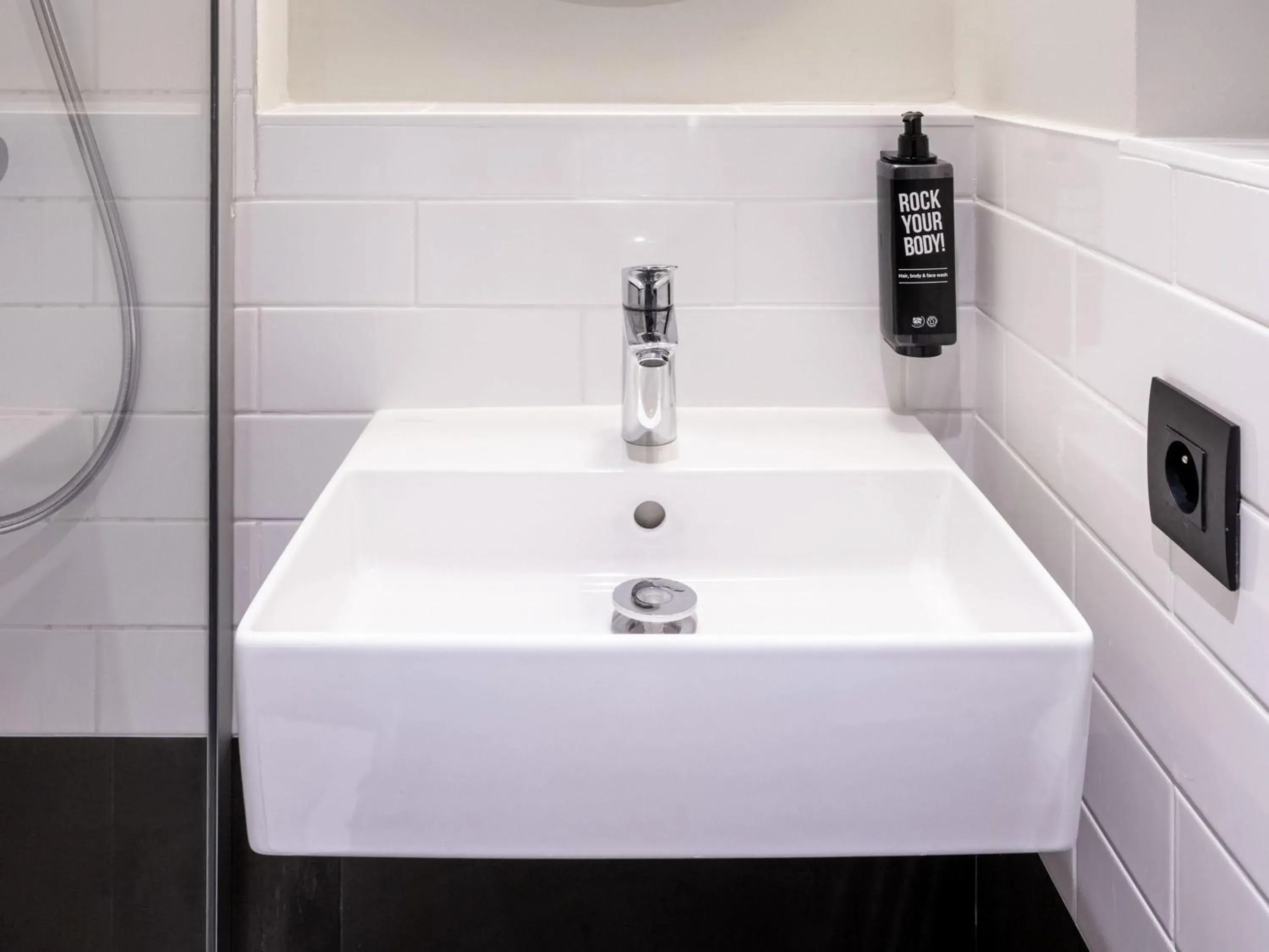 Bedroom in IBIS La Rochelle Vieux Port Centre Bedroom in IBIS La Rochelle Vieux Port Centre