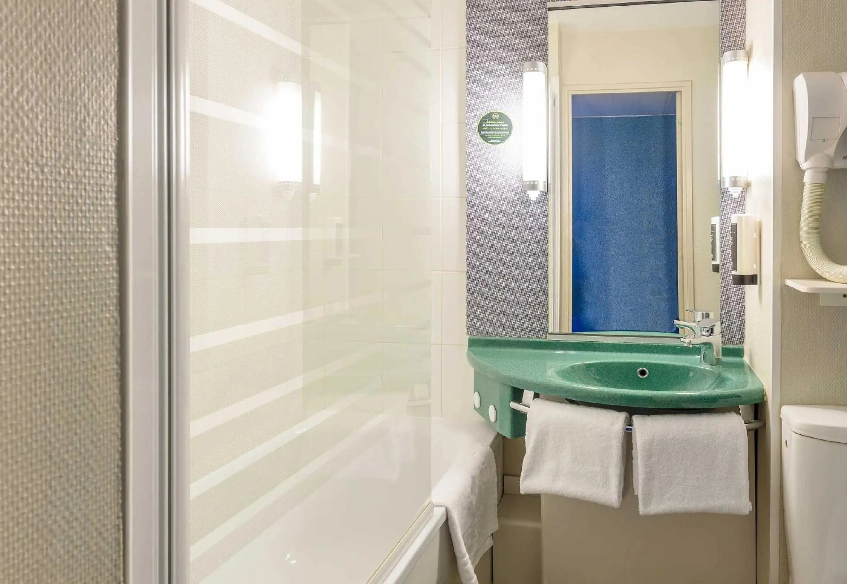 Bathroom in B&B HOTEL Toulouse Université 3 étoiles