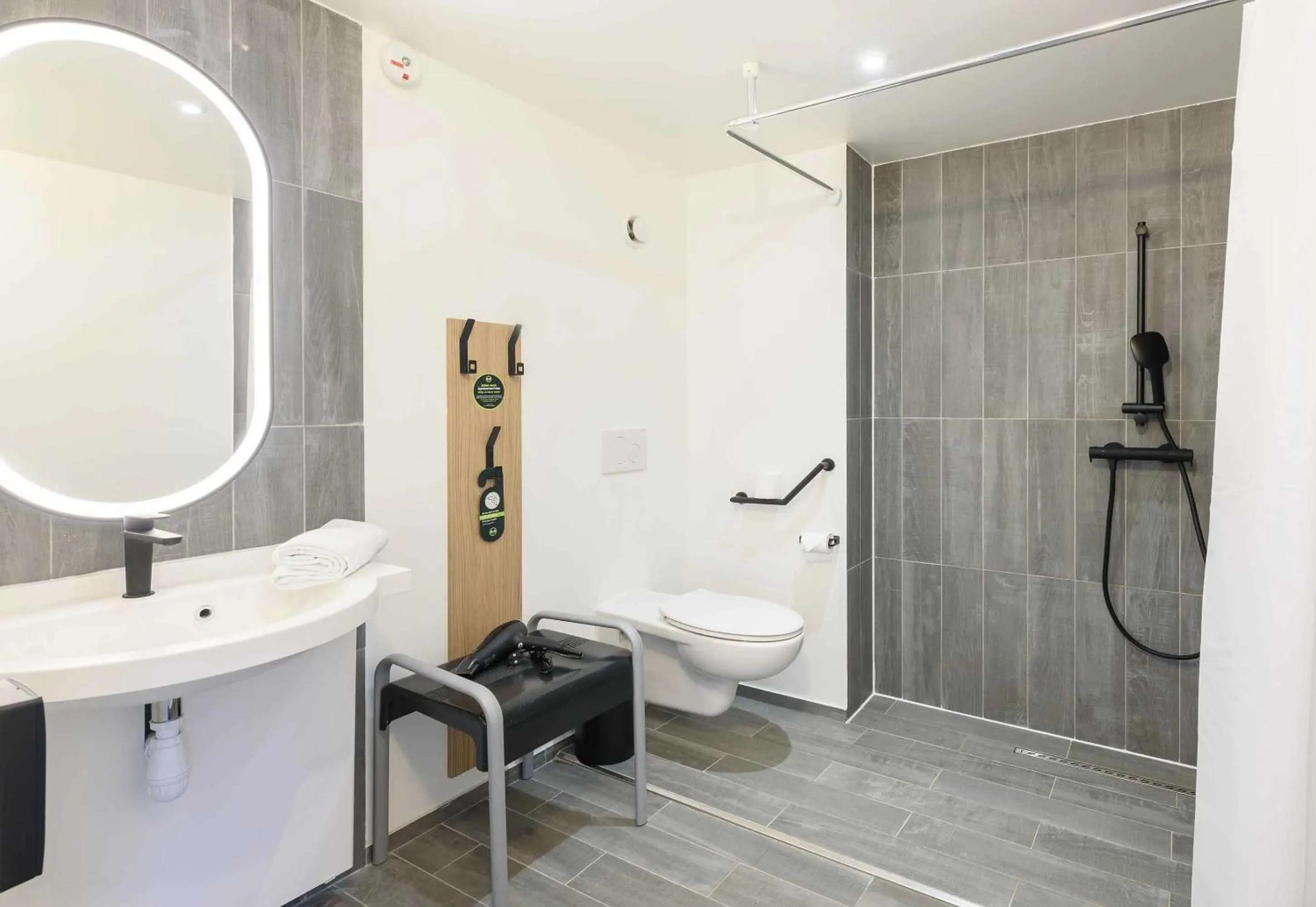 Bathroom in B&B HOTEL Toulouse Université 3 étoiles