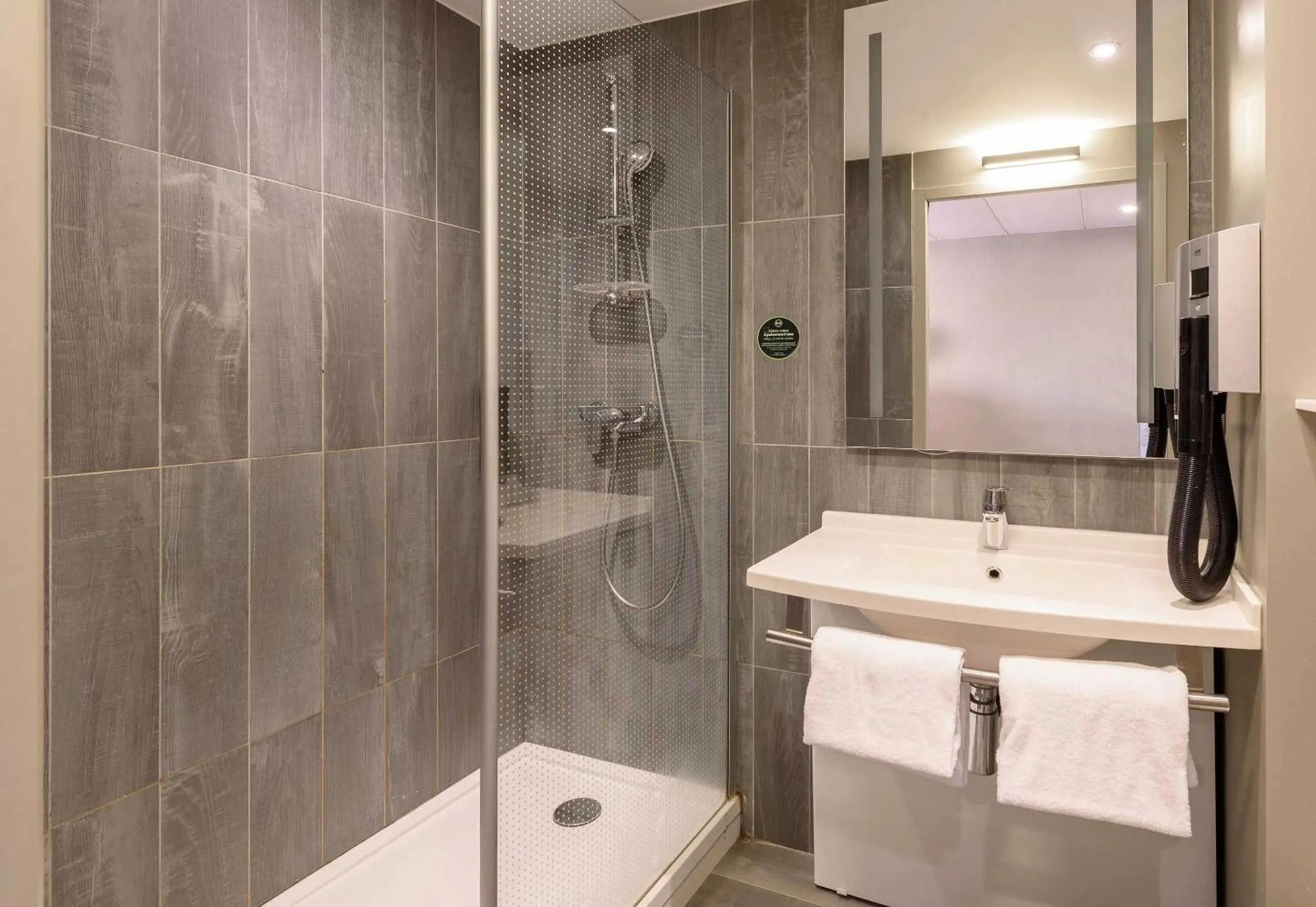 Bathroom in B&B HOTEL Toulouse Université 3 étoiles