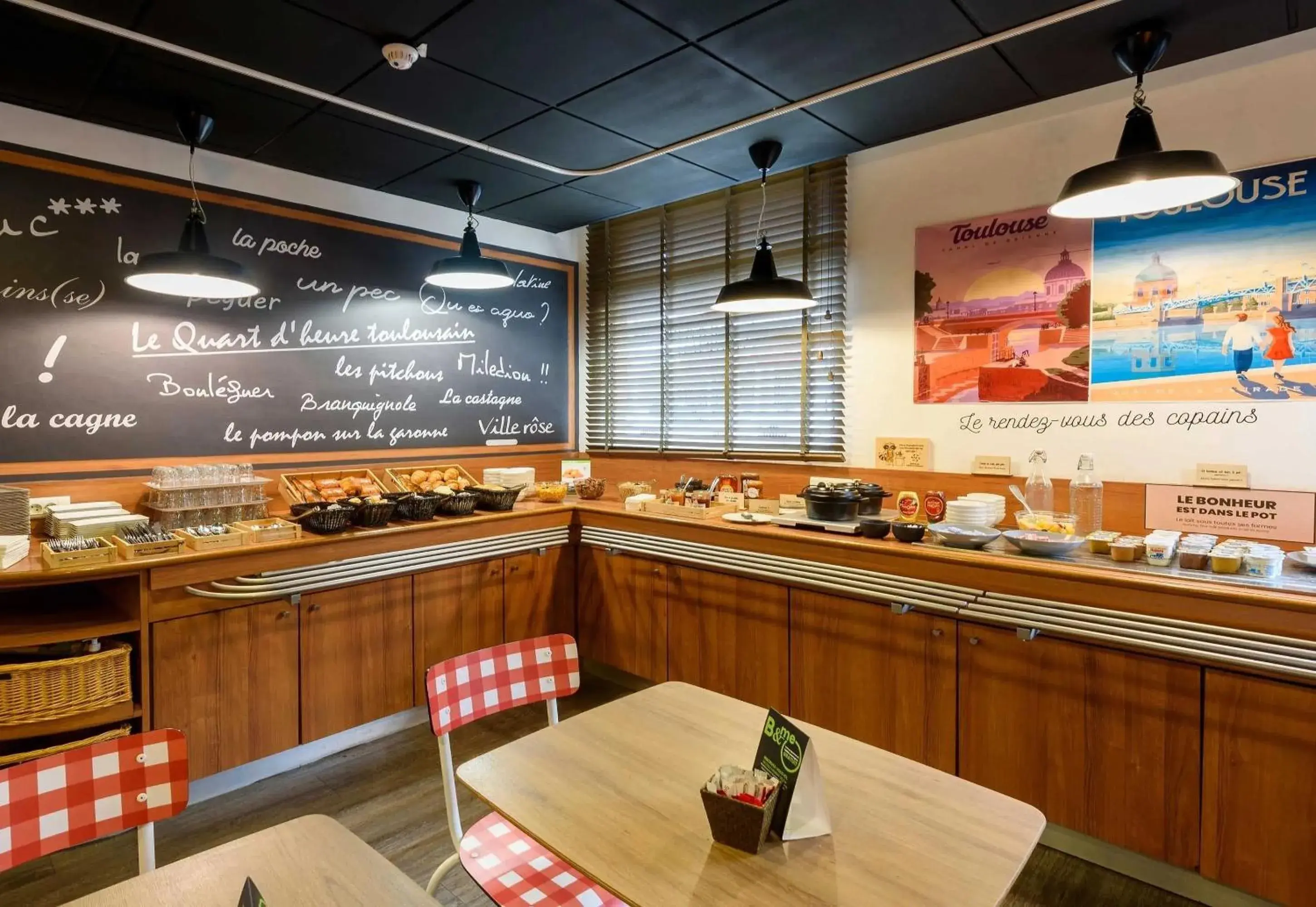 Buffet breakfast in B&B HOTEL Toulouse Université 3 étoiles Buffet breakfast in B&B HOTEL Toulouse Université 3 étoiles