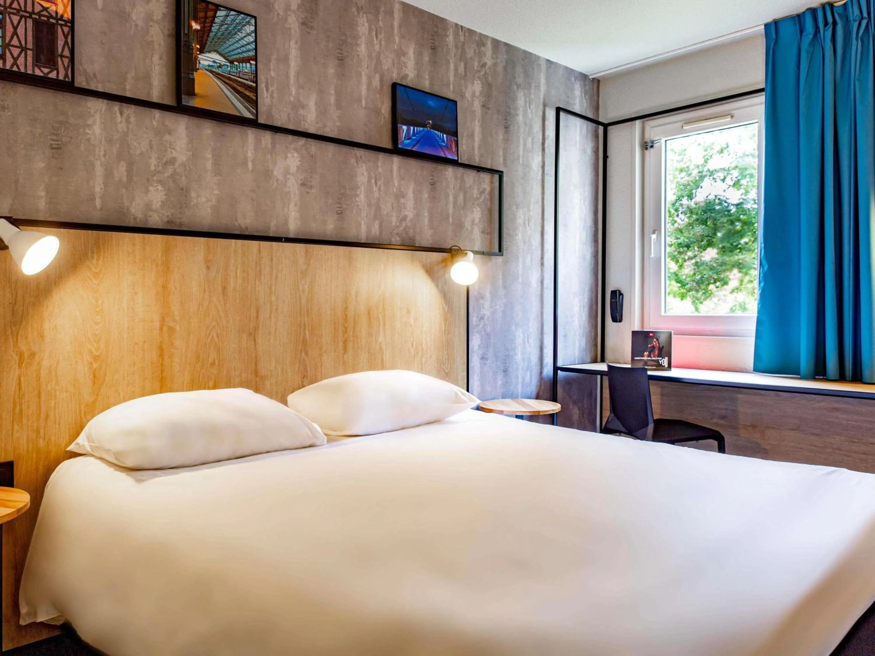 Property building, Bed in ibis Tours Sud