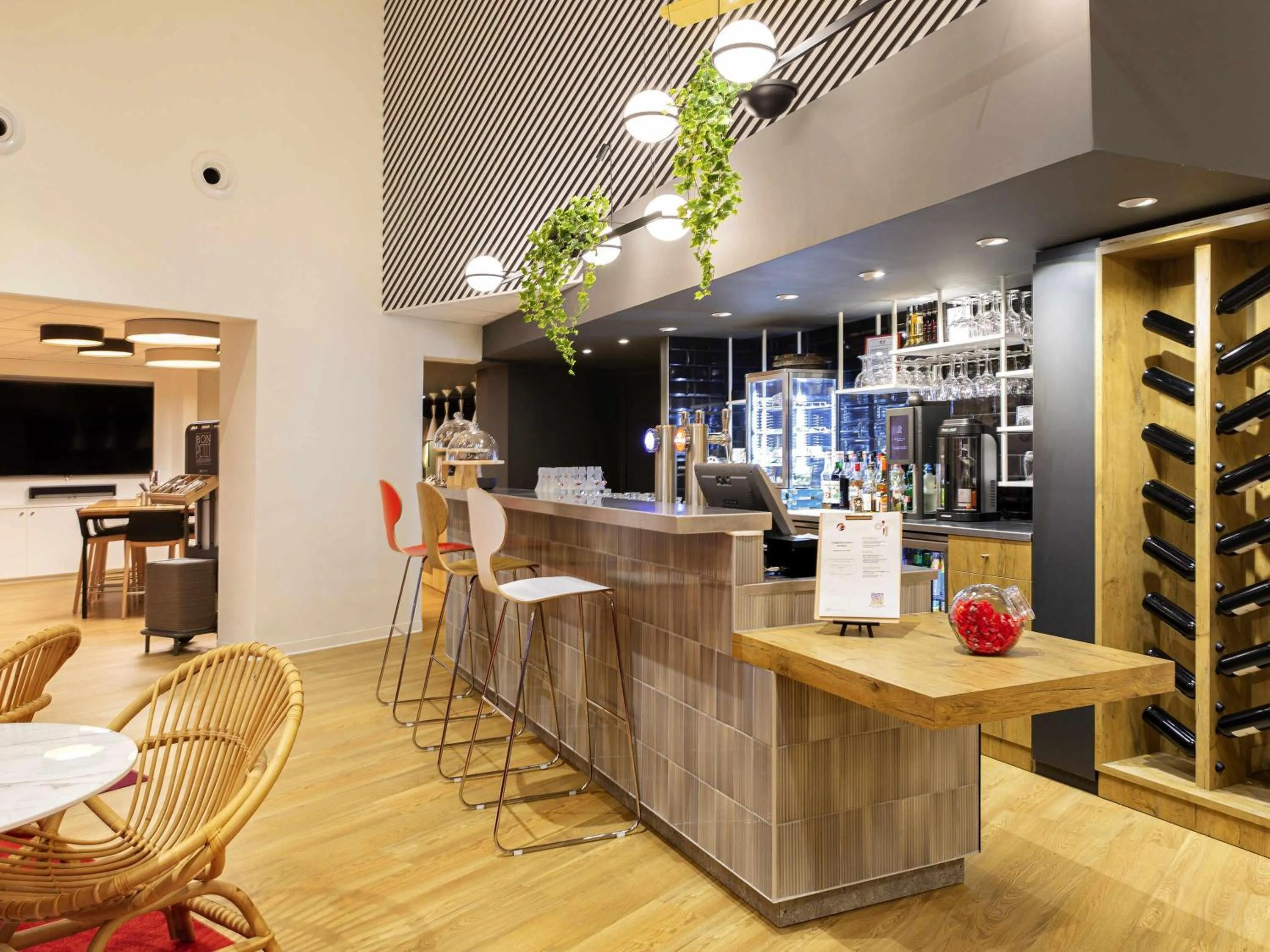 Lounge or bar in ibis Tours Sud