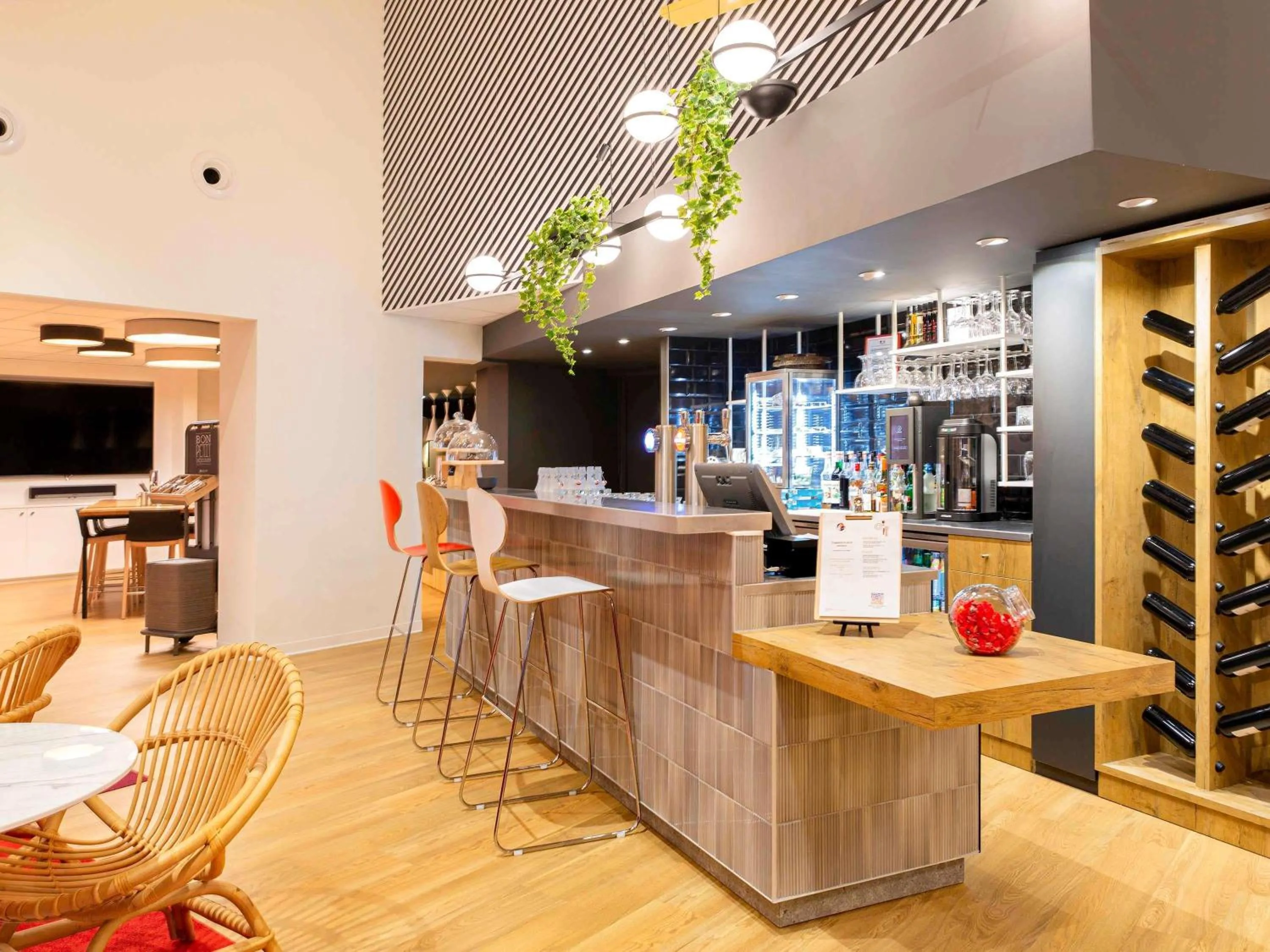 Lounge or bar in ibis Tours Sud