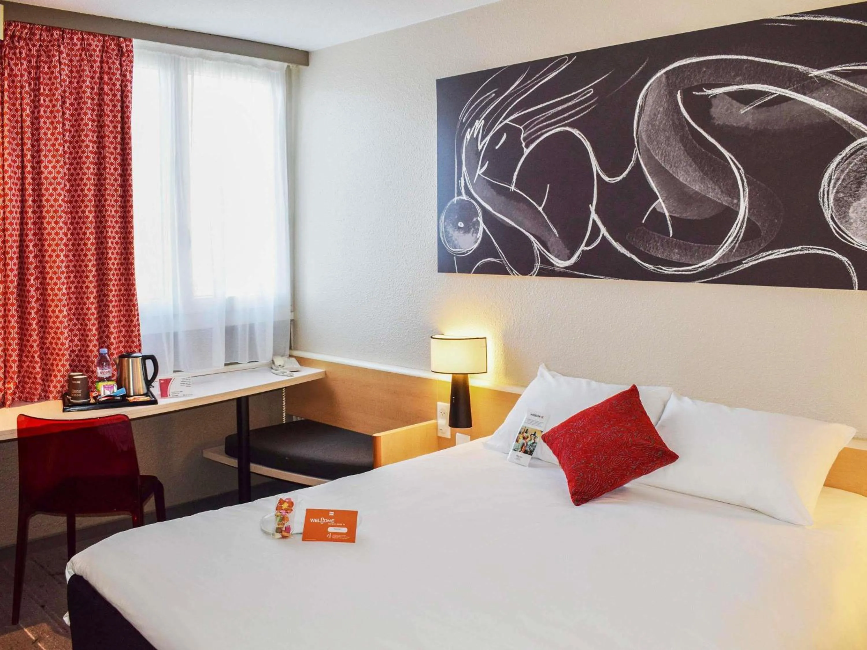 Bedroom, Bed in ibis Tours Nord