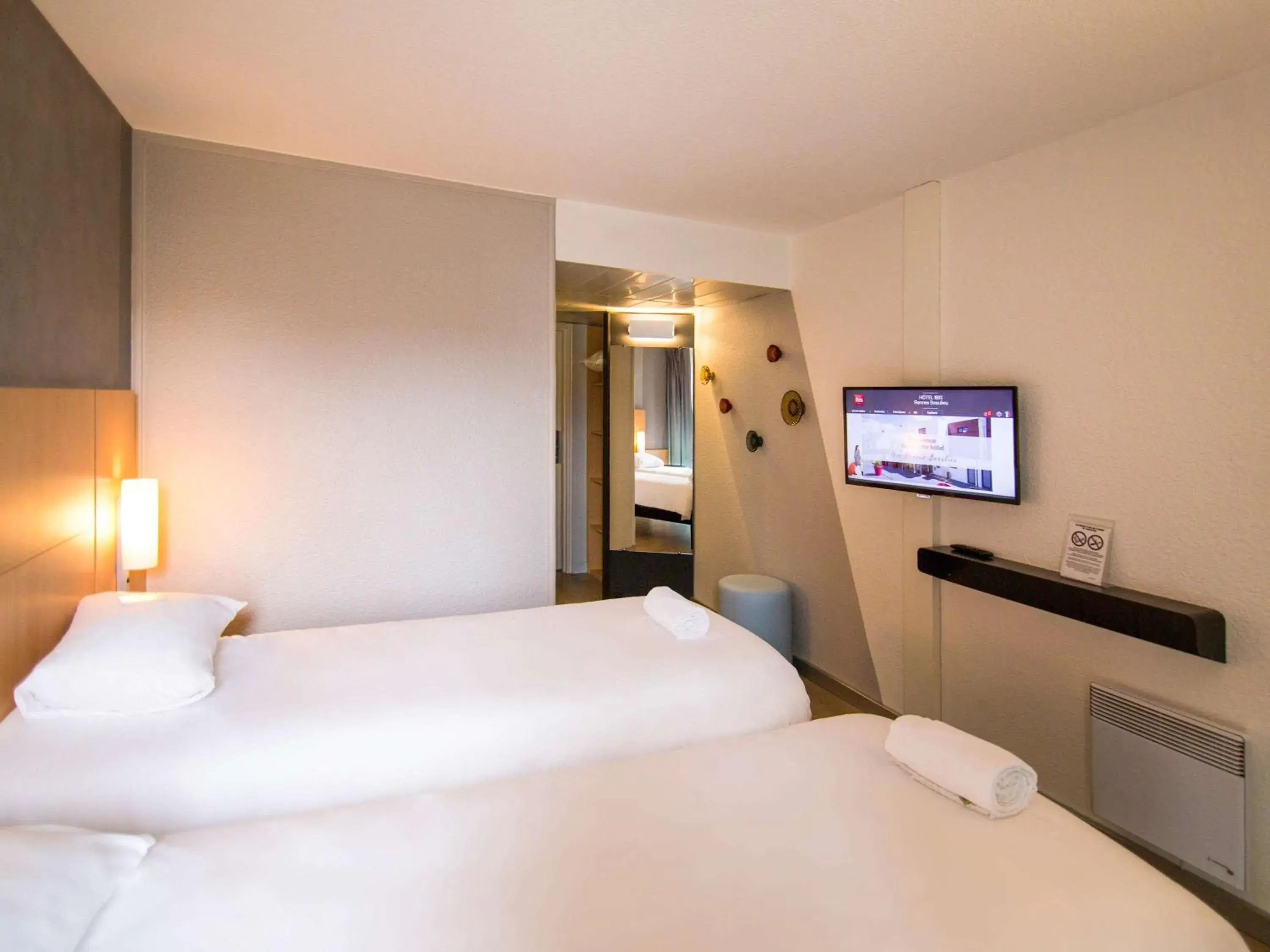 Photo of the whole room, Bed in ibis Rennes Beaulieu Photo of the whole room, Bed in ibis Rennes Beaulieu