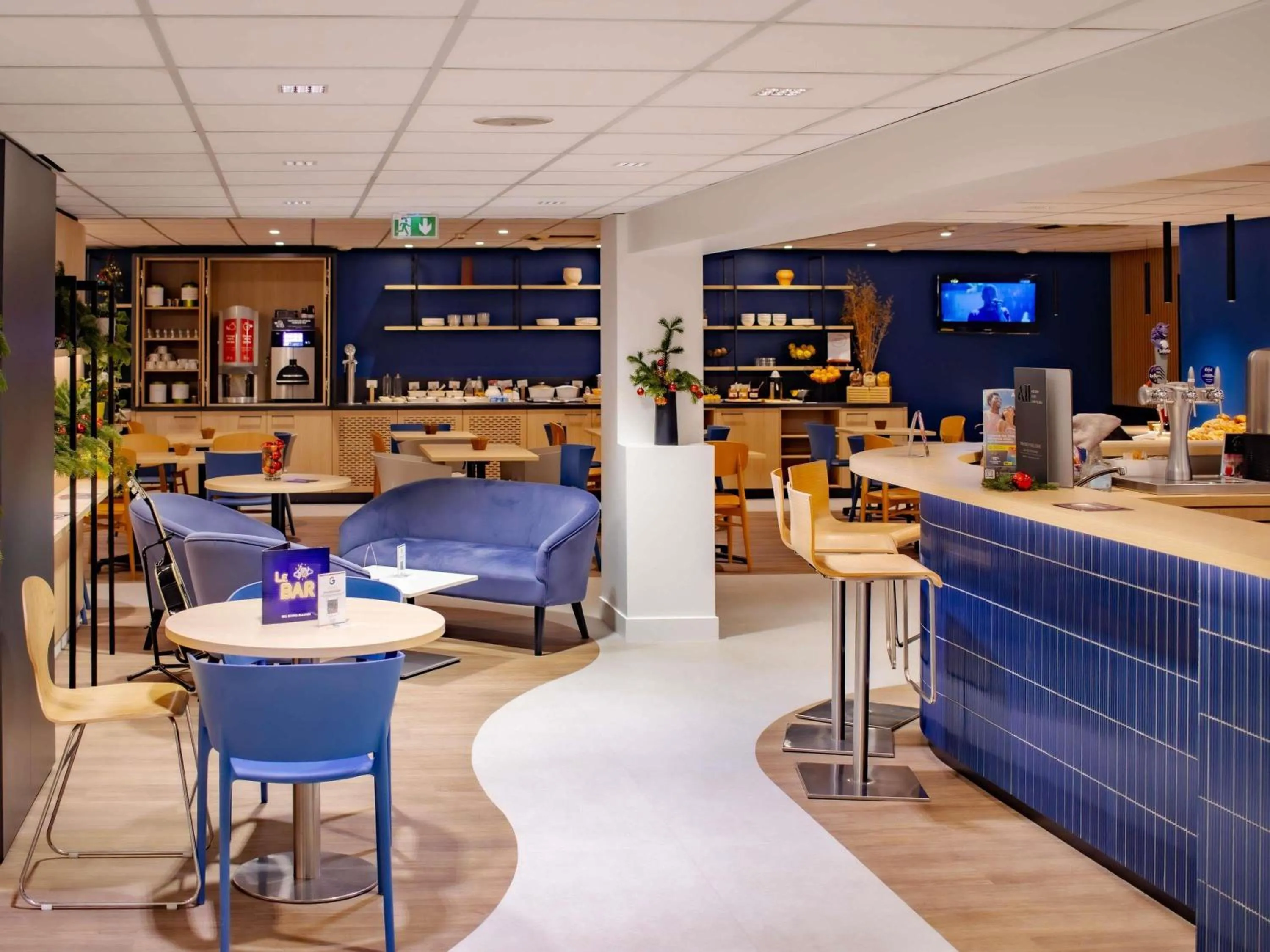 Lounge or bar in ibis Rennes Beaulieu