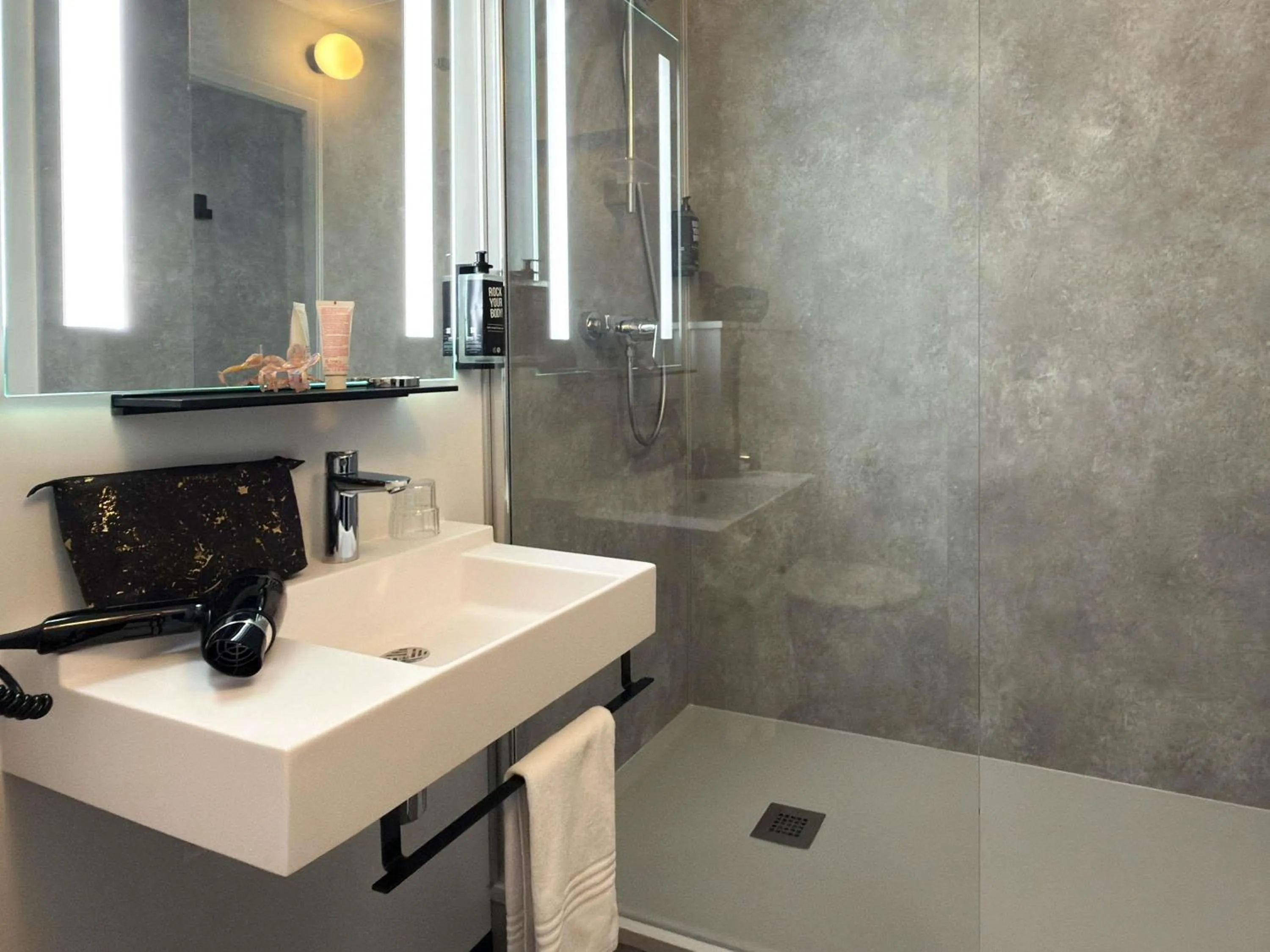 Bedroom in ibis Rennes Beaulieu