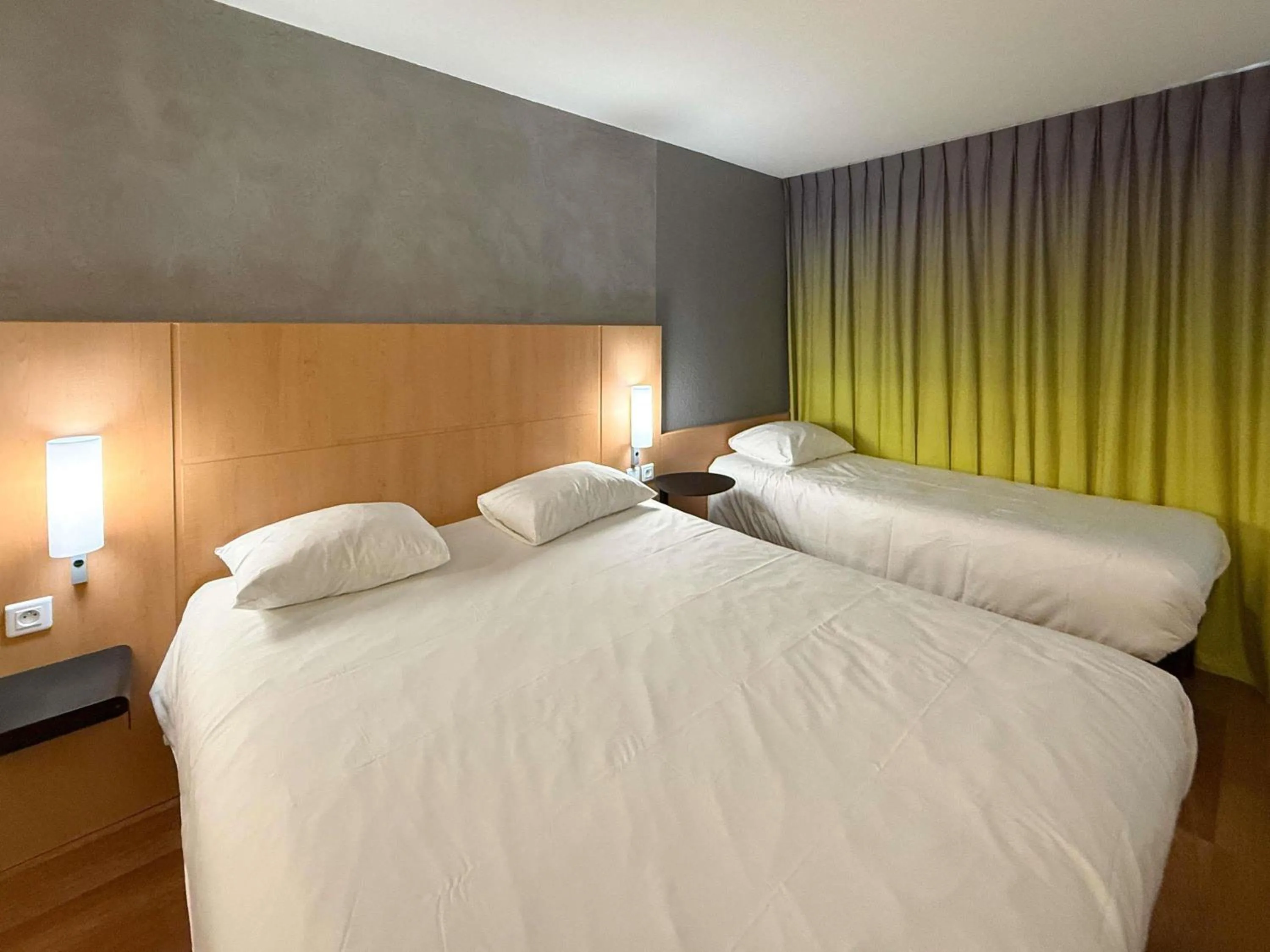 Bedroom, Bed in ibis Rennes Beaulieu