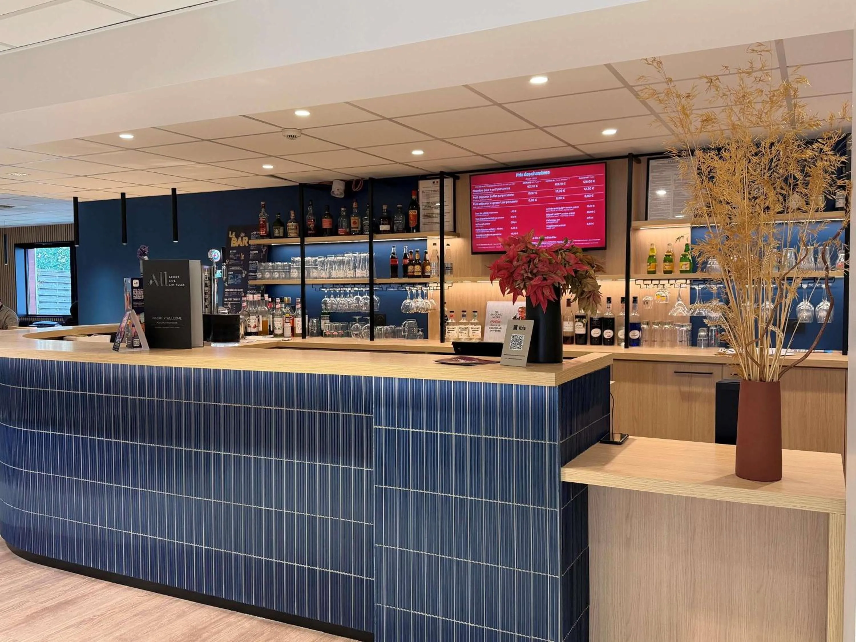 Lounge or bar in ibis Rennes Beaulieu