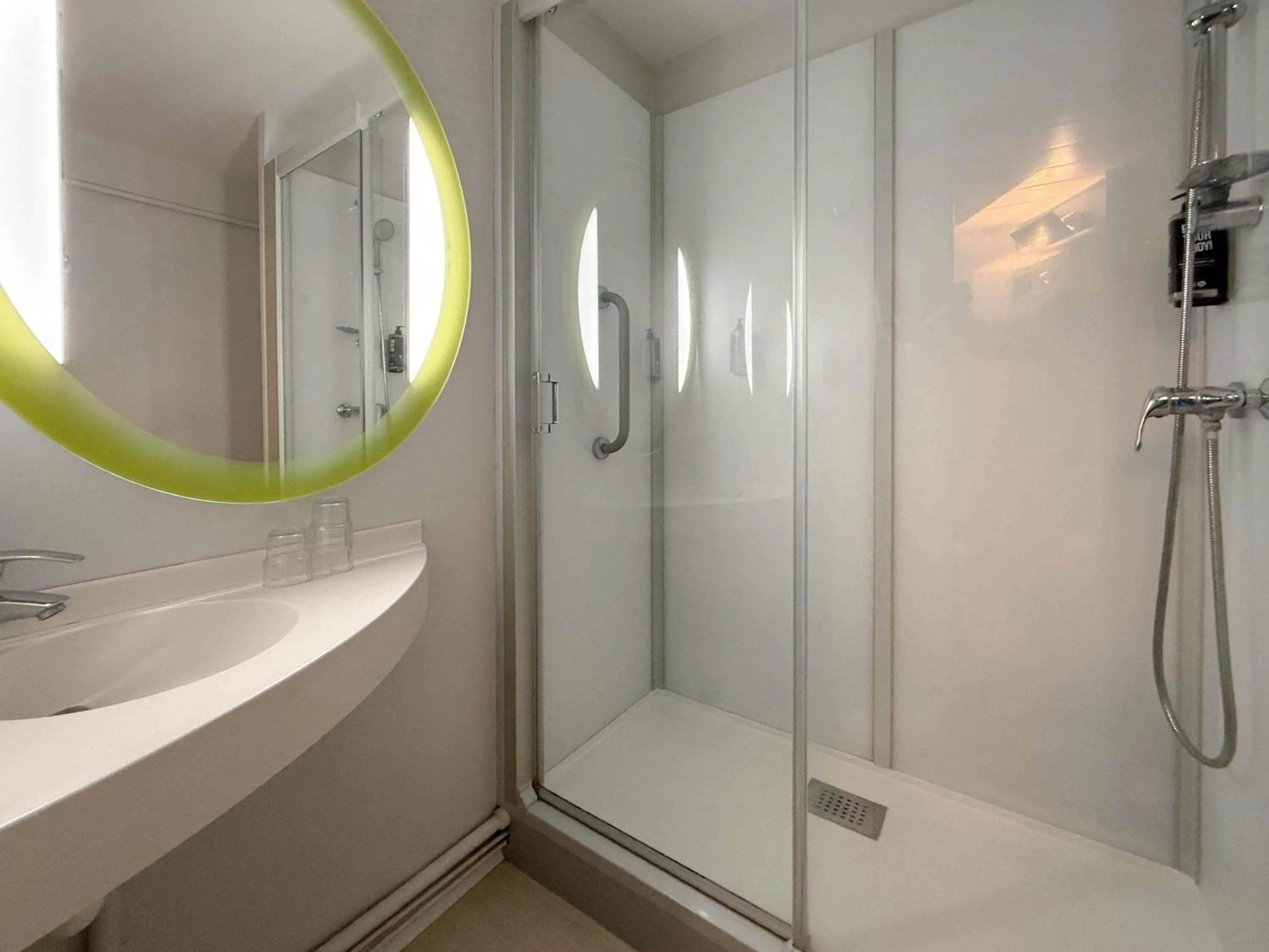 Bedroom in ibis Rennes Beaulieu