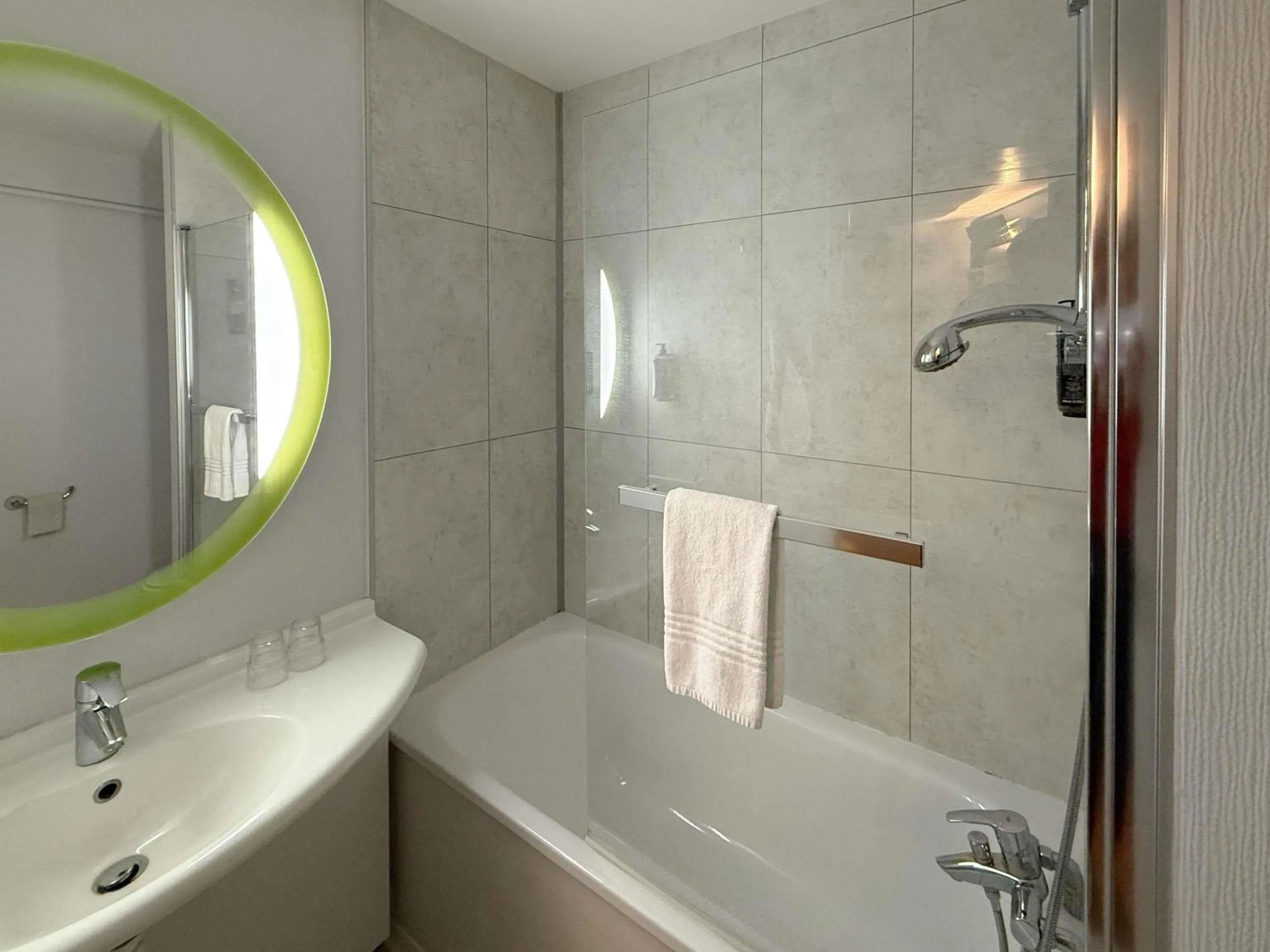 Bedroom in ibis Rennes Beaulieu