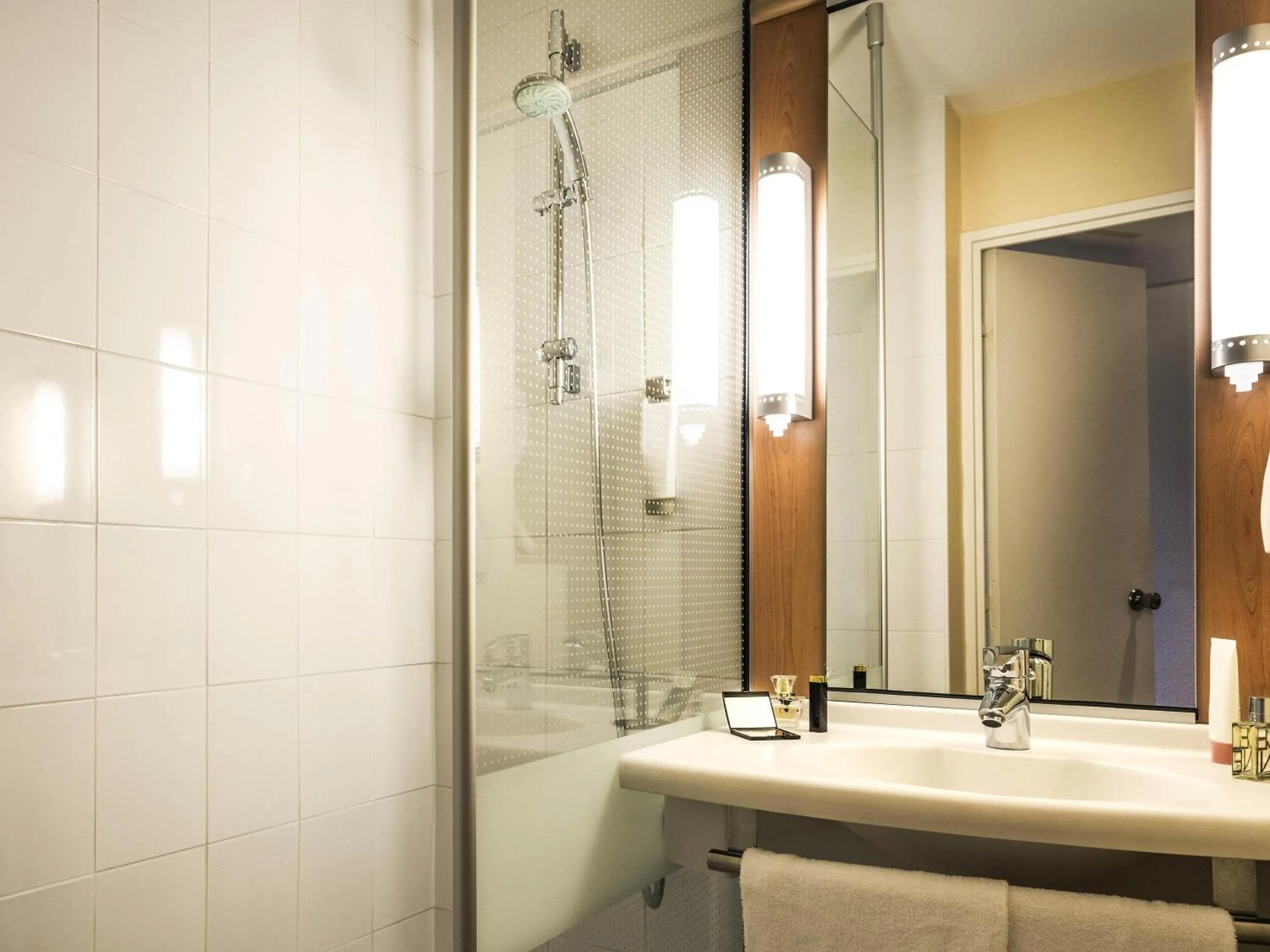 Bedroom in ibis Paris Montmartre Sacré-Coeur