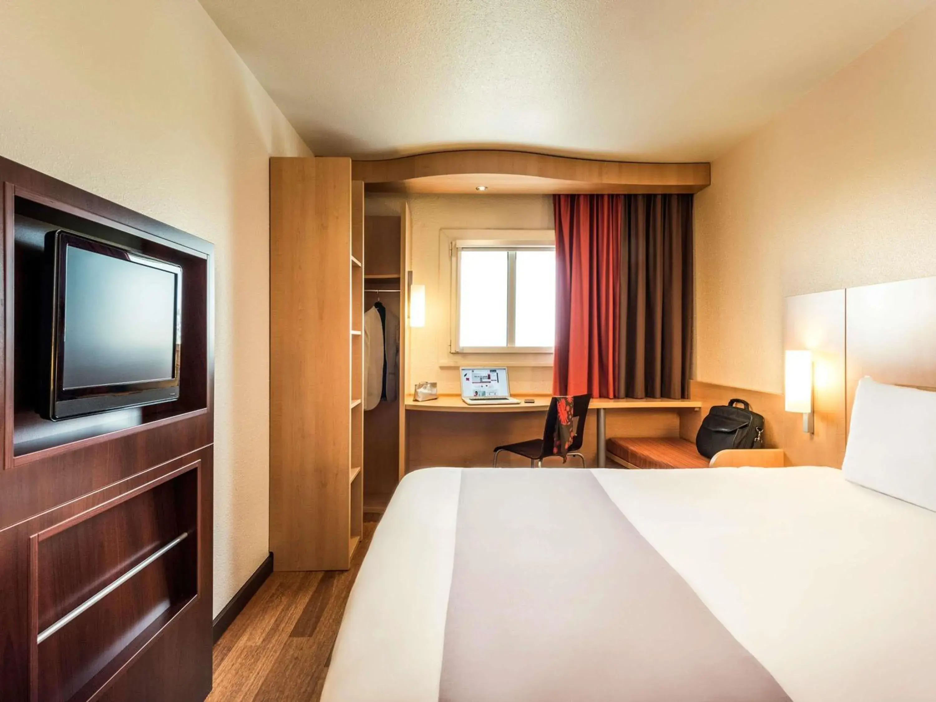 Property building, Bed in ibis Paris Montmartre Sacré-Coeur Property building, Bed in ibis Paris Montmartre Sacré-Coeur