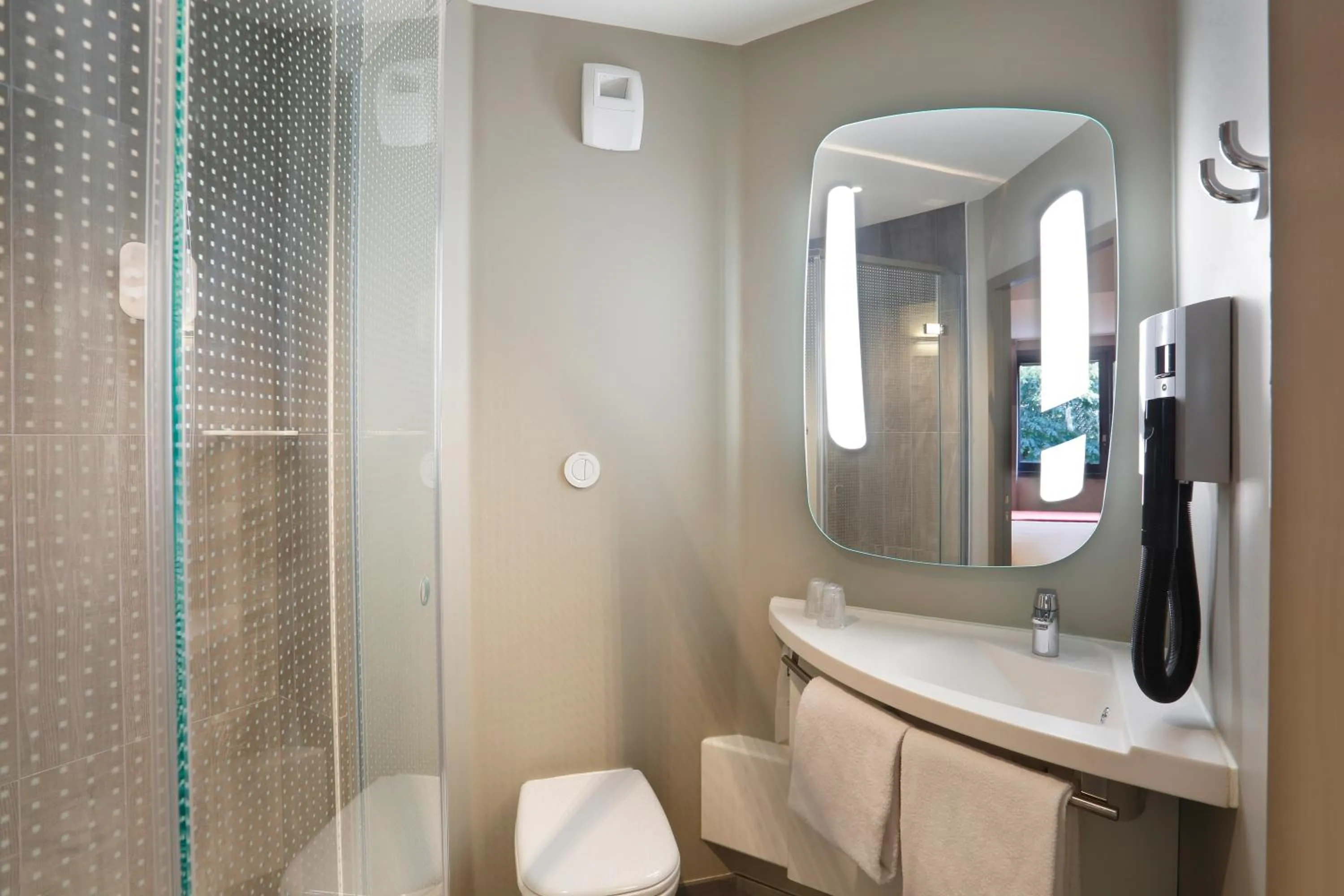 Bathroom in ibis Le Mans Est Pontlieue