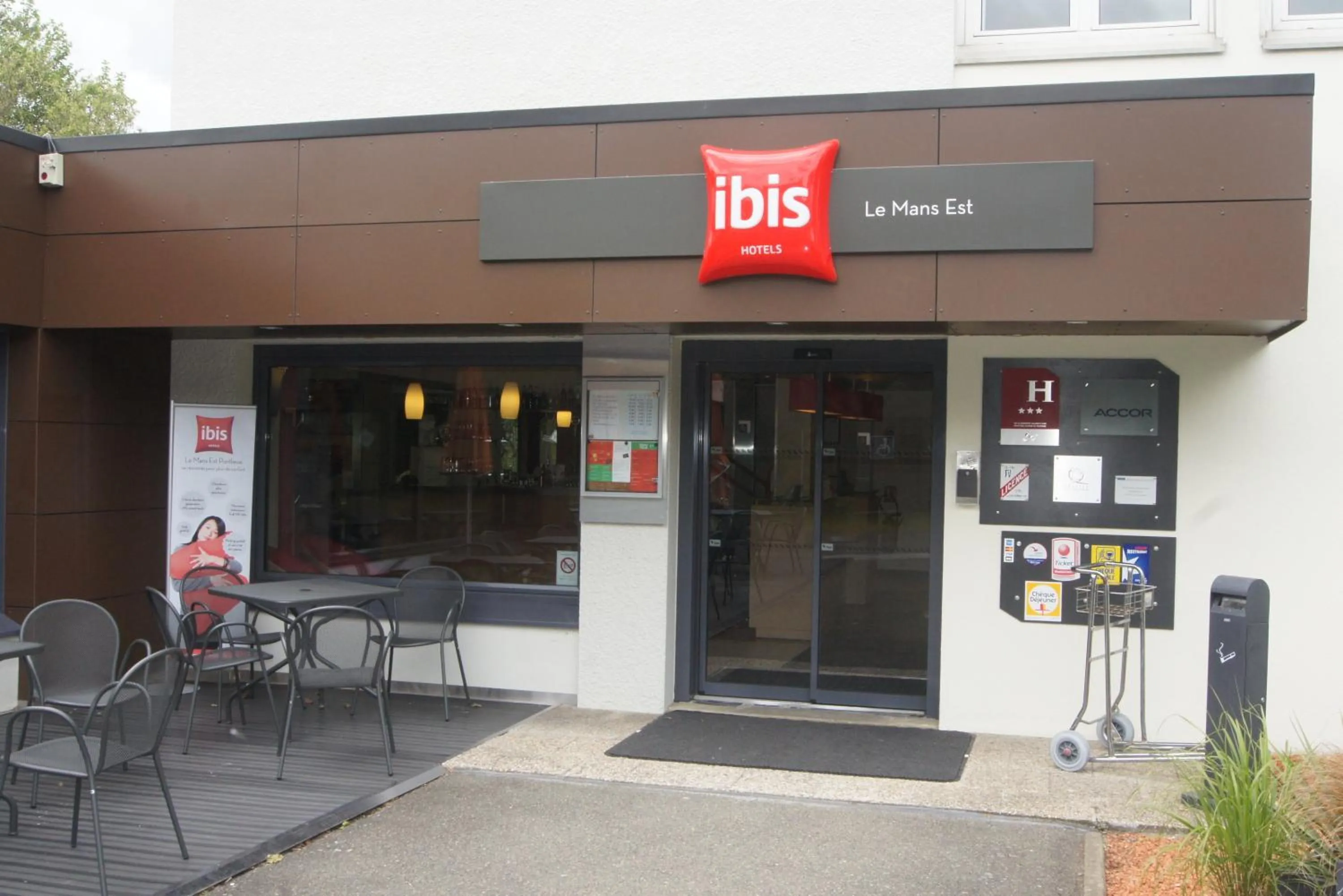 Facade/entrance in ibis Le Mans Est Pontlieue