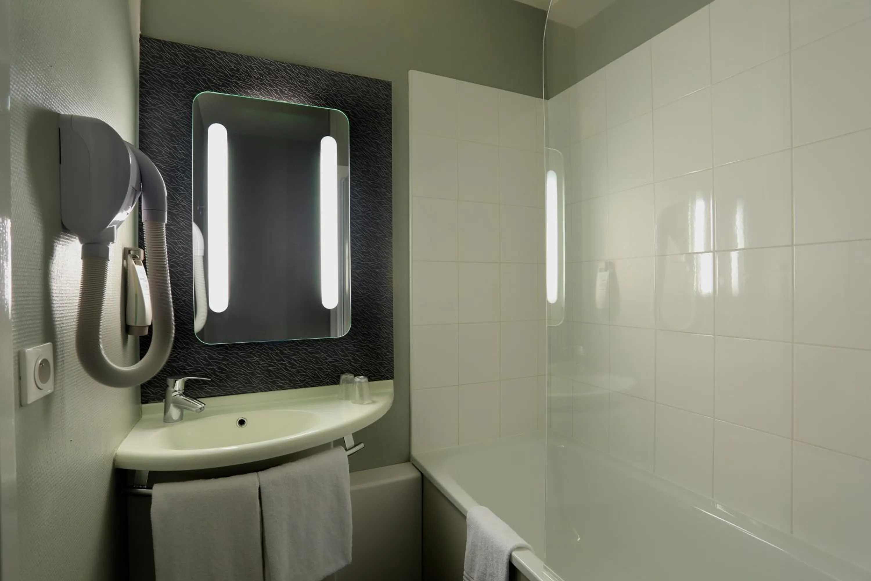 Bathroom in ibis Le Mans Est Pontlieue