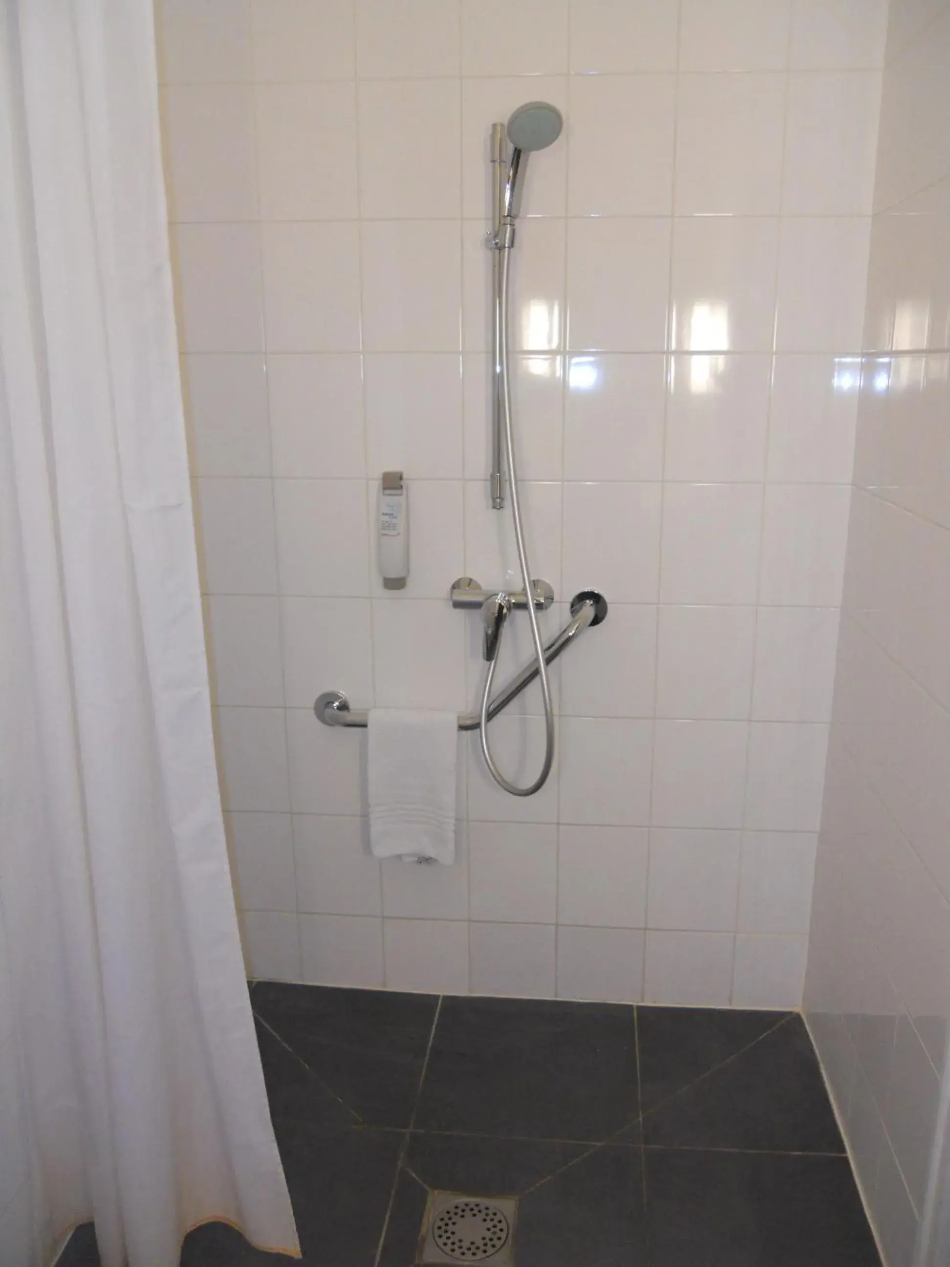 Shower, Bathroom in ibis Paris Pont De Suresnes