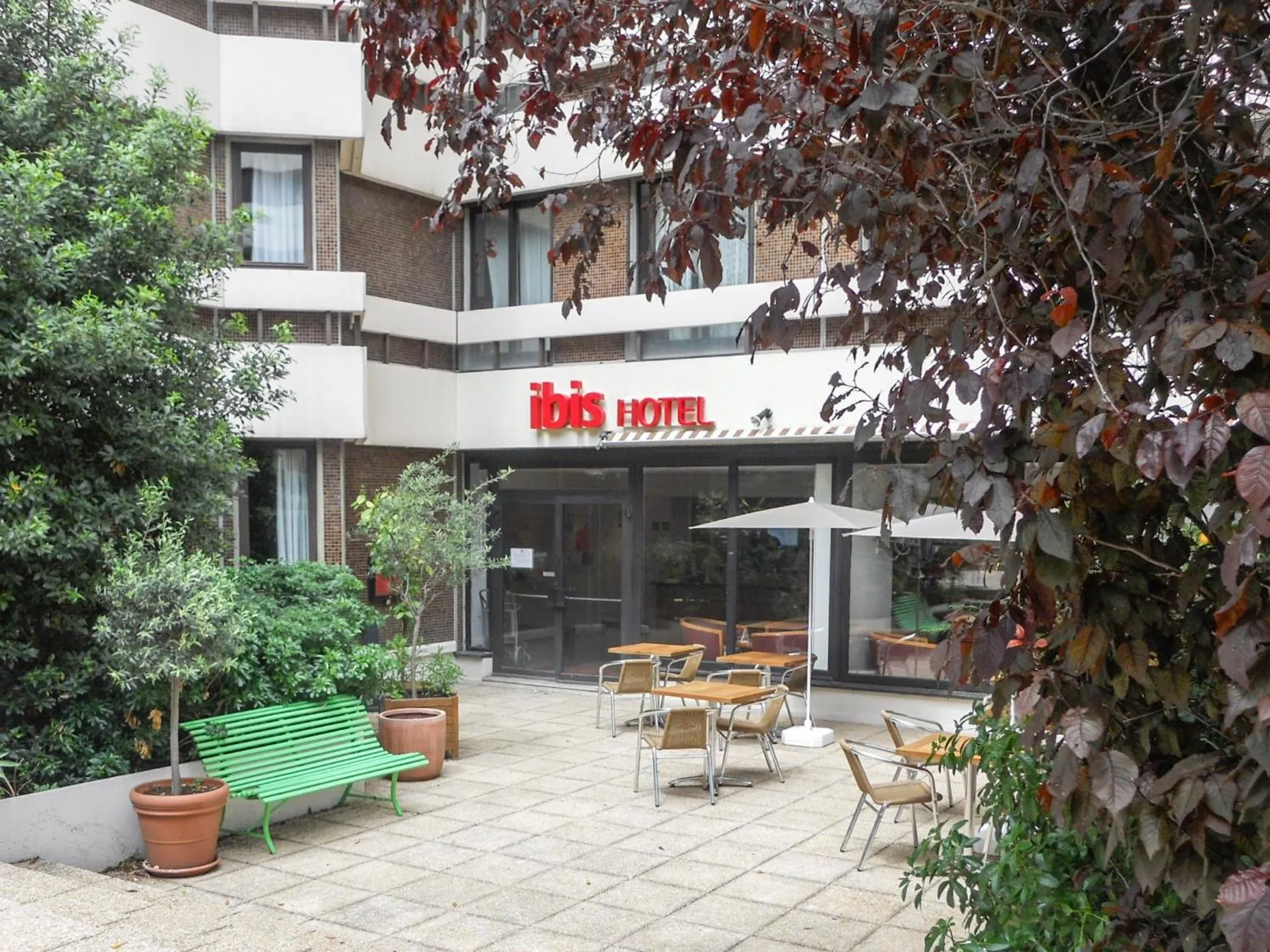 Patio in ibis Paris Pont de Suresnes Longchamp