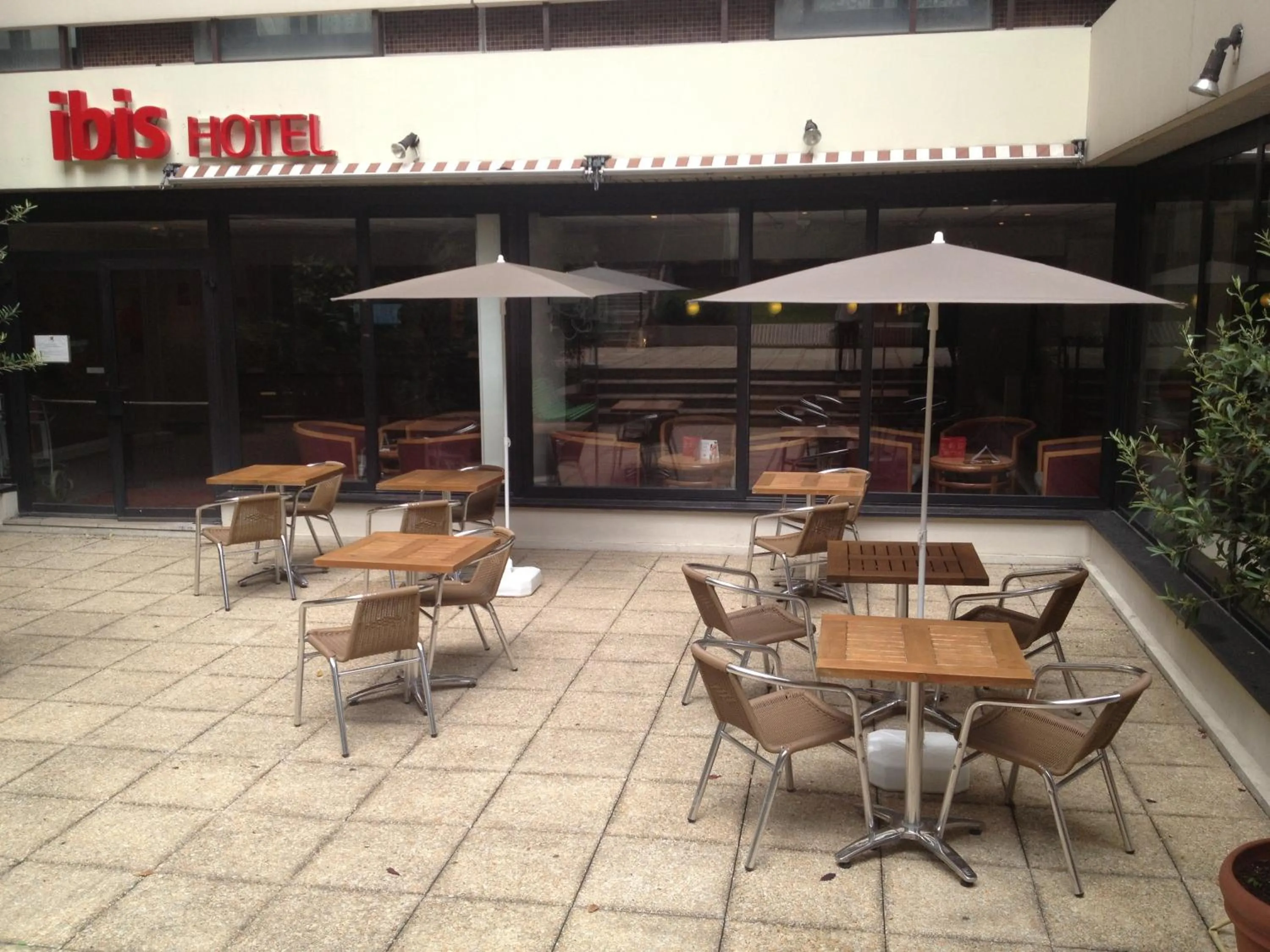 Patio in ibis Paris Pont de Suresnes Longchamp