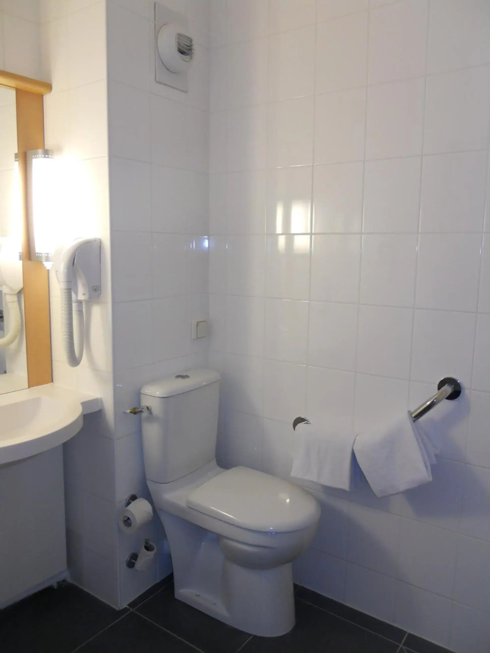 Shower, Bathroom in ibis Paris Pont De Suresnes