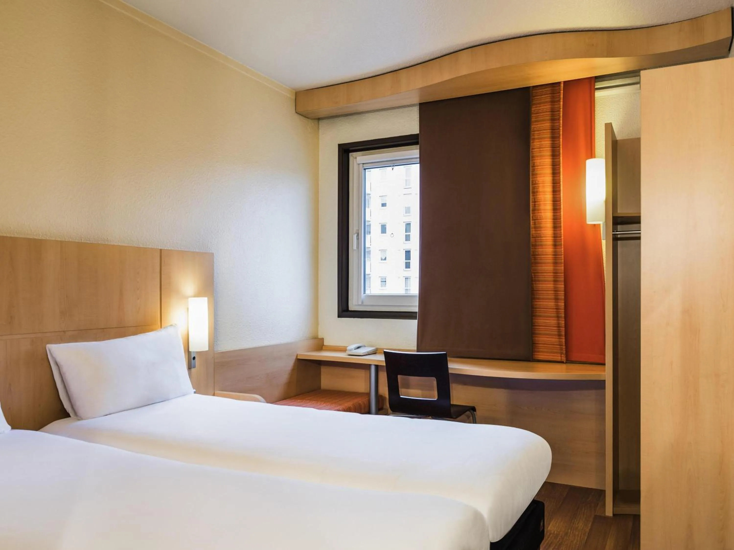 Bedroom, Bed in ibis Paris Pont de Suresnes Longchamp