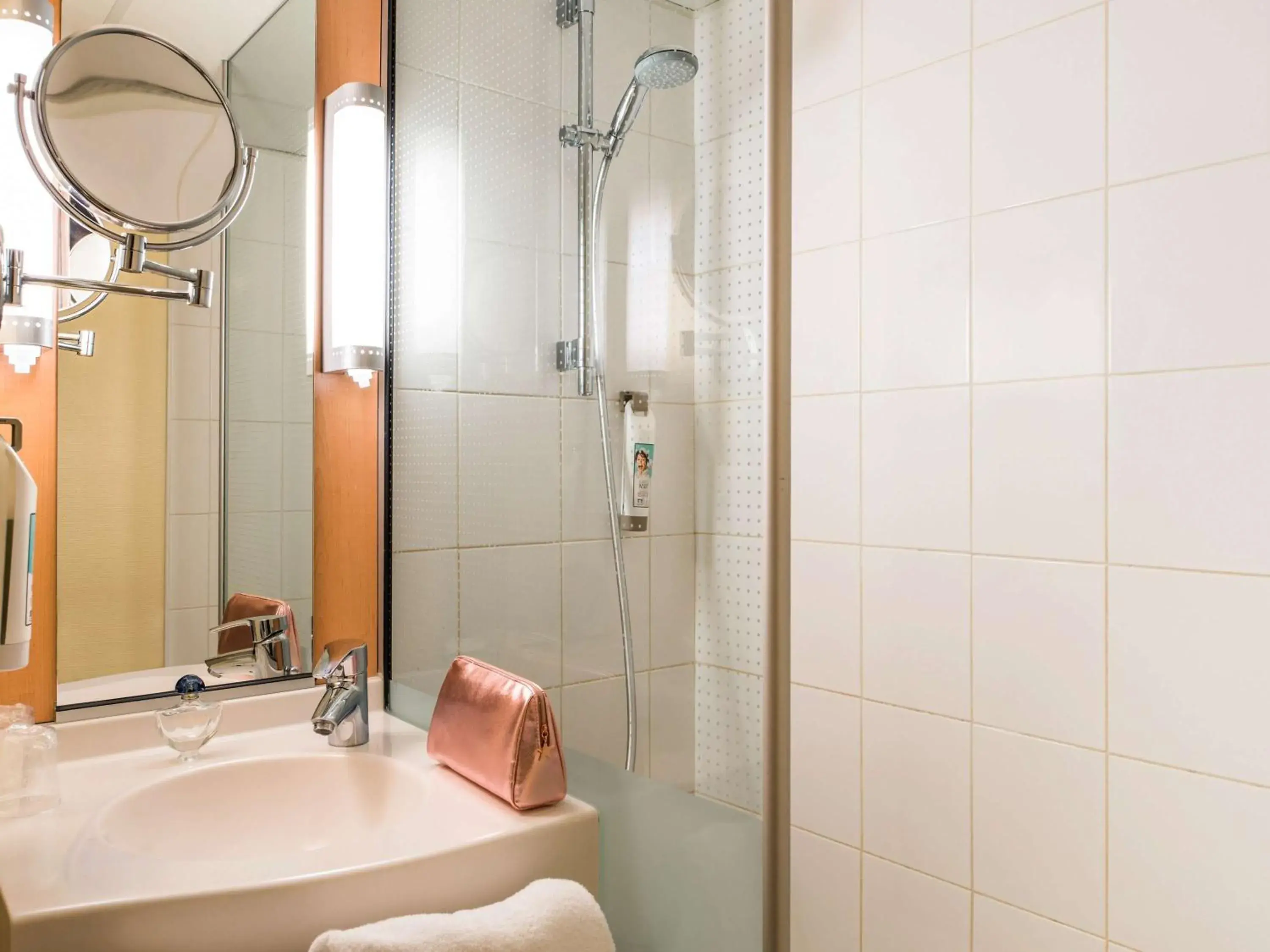 Photo of the whole room, Bathroom in ibis Paris Pont De Suresnes