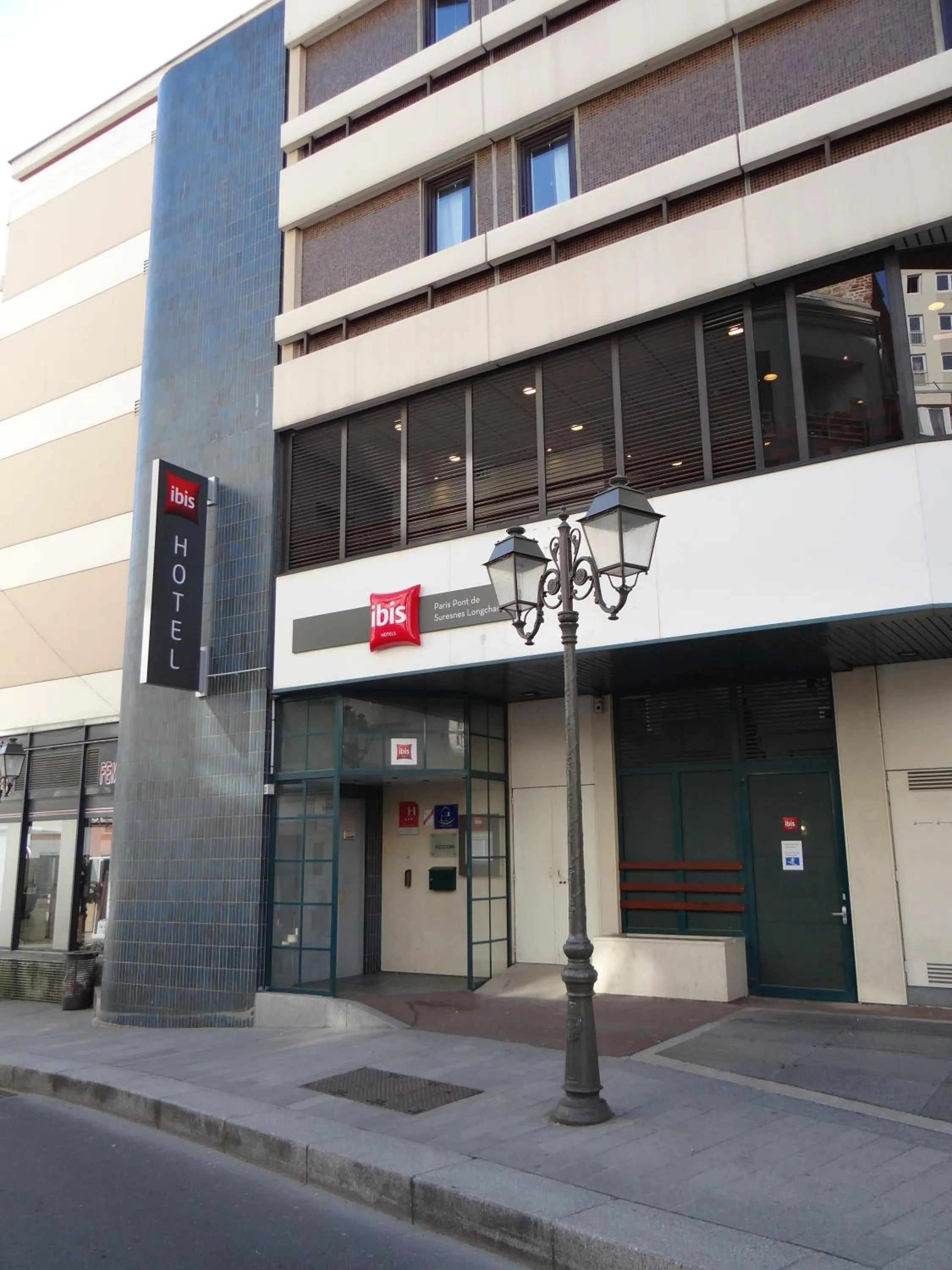 Facade/entrance in ibis Paris Pont de Suresnes Longchamp