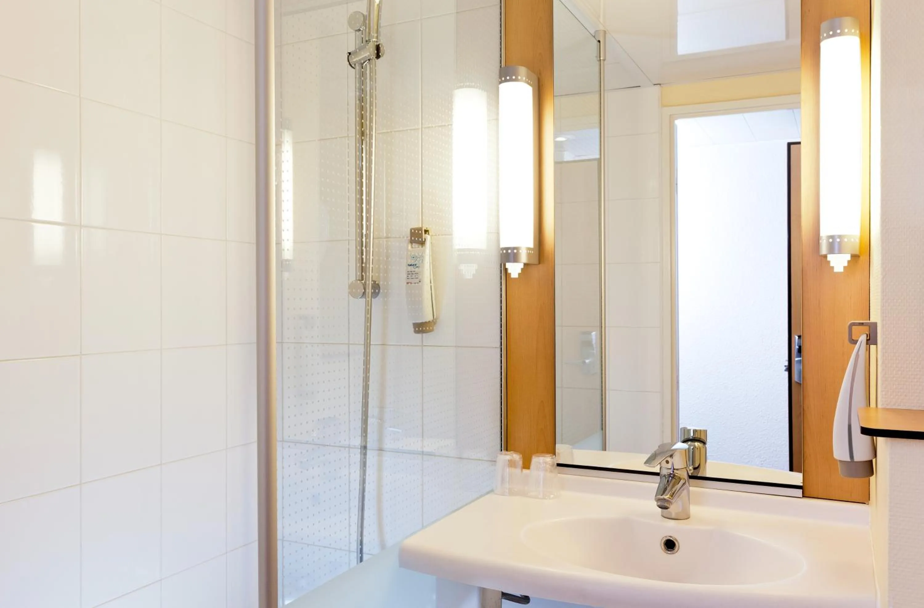 Bathroom in ibis Paris la Défense Esplanade