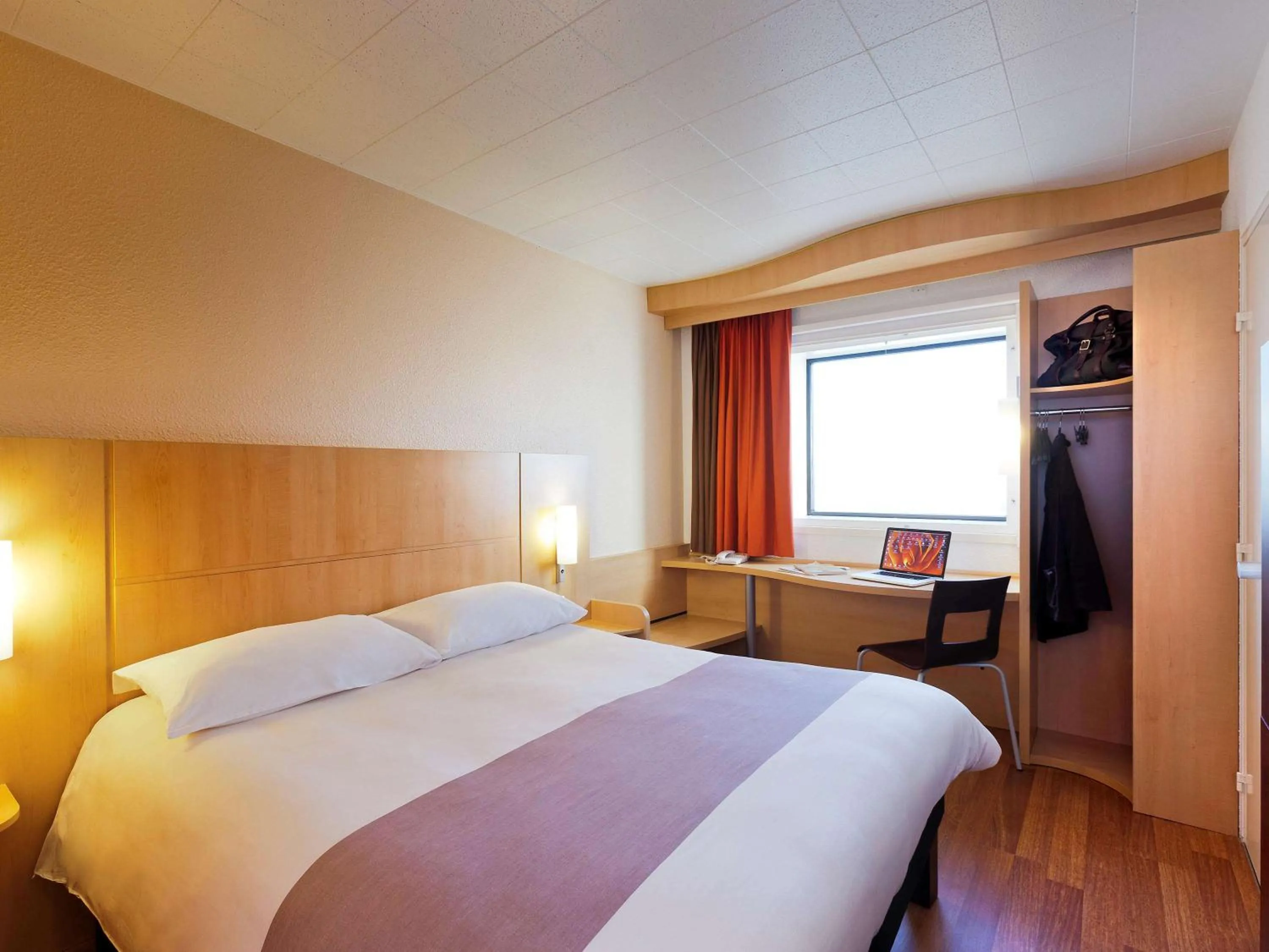 Photo of the whole room, Bed in ibis Paris la Défense Esplanade